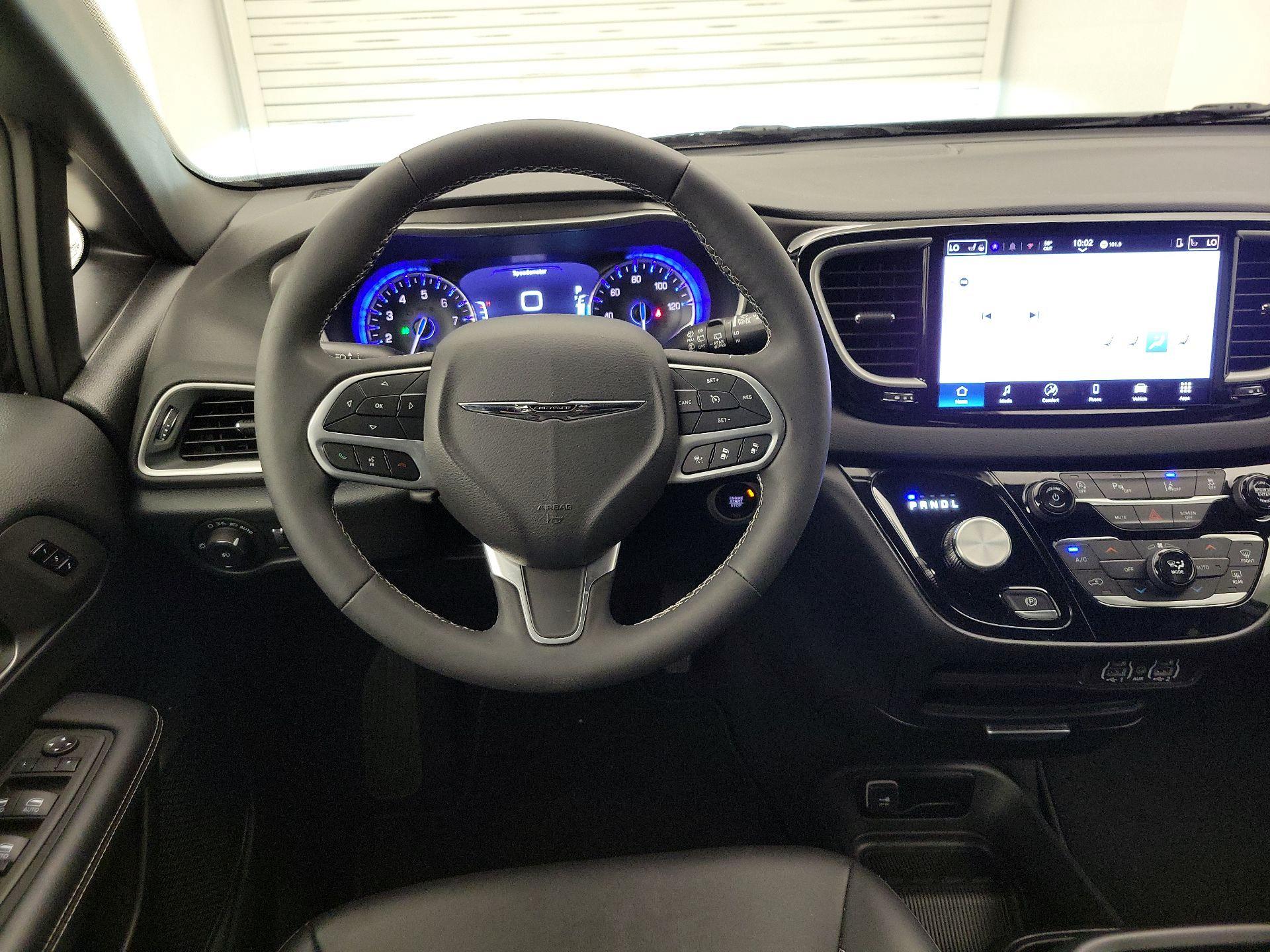 Thumbnail: 2025 Chrysler Pacifica - 10