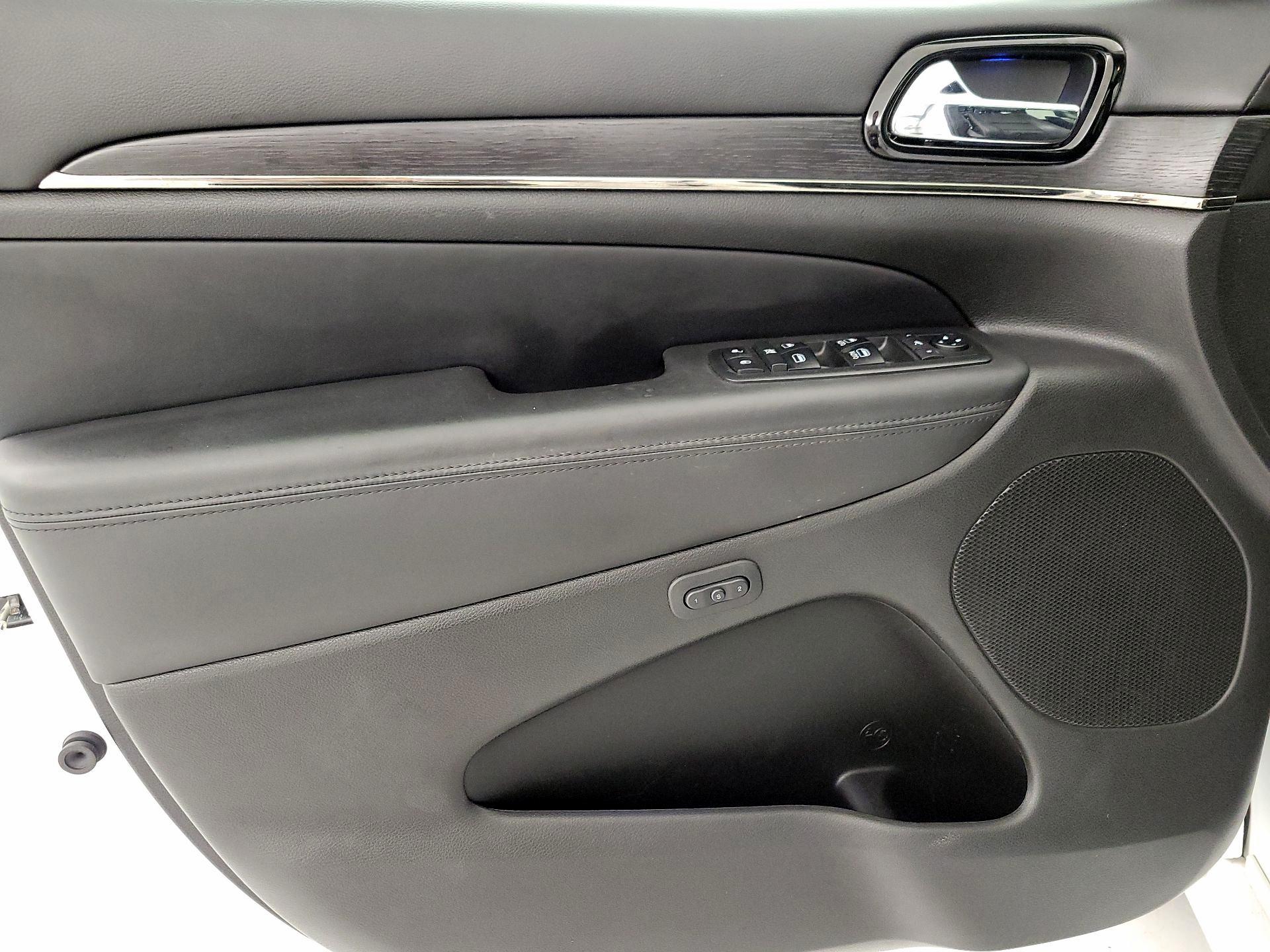 Thumbnail: 2019 Jeep Grand Cherokee - 12