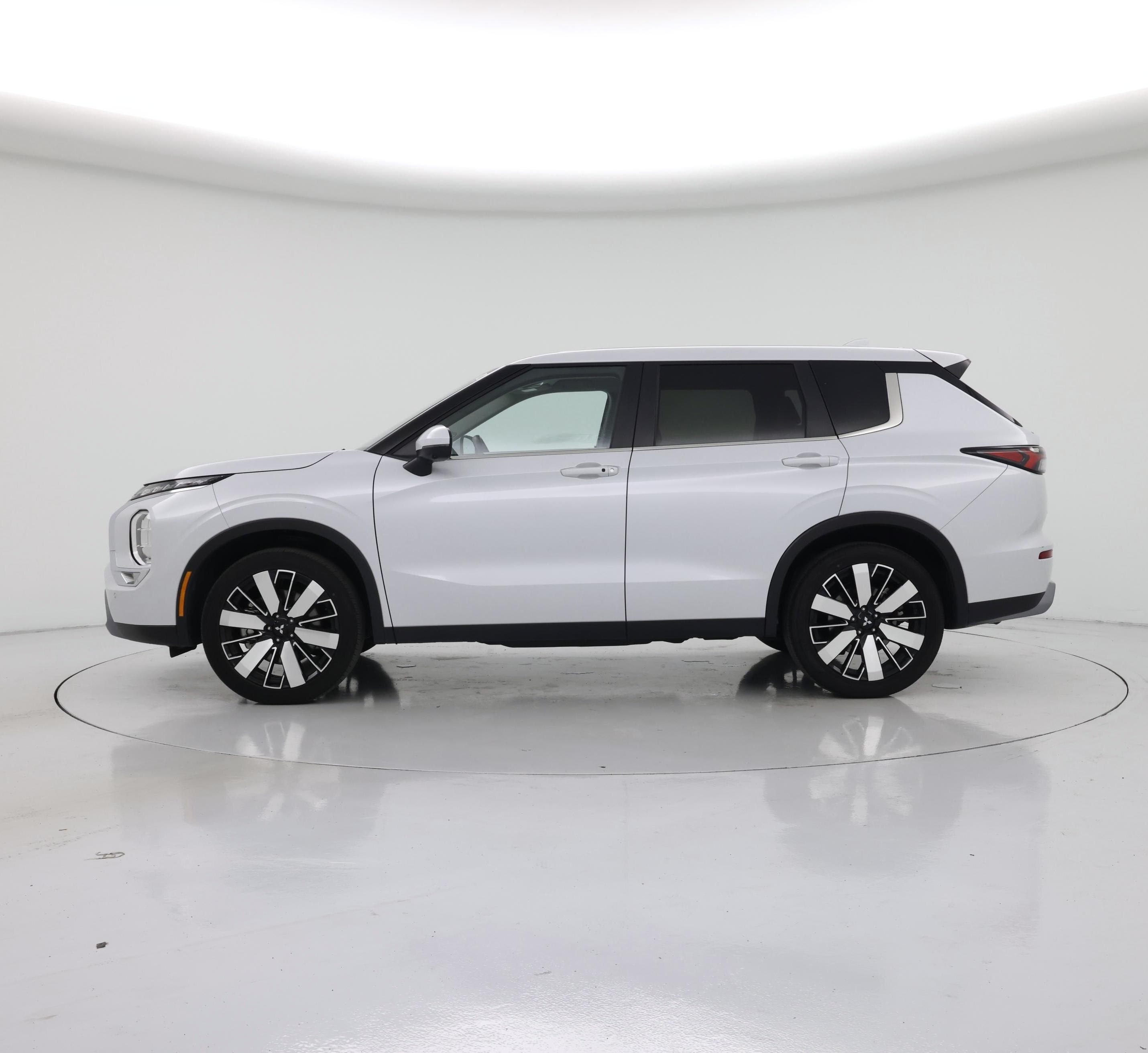 Thumbnail: 2025 Mitsubishi Outlander - 3