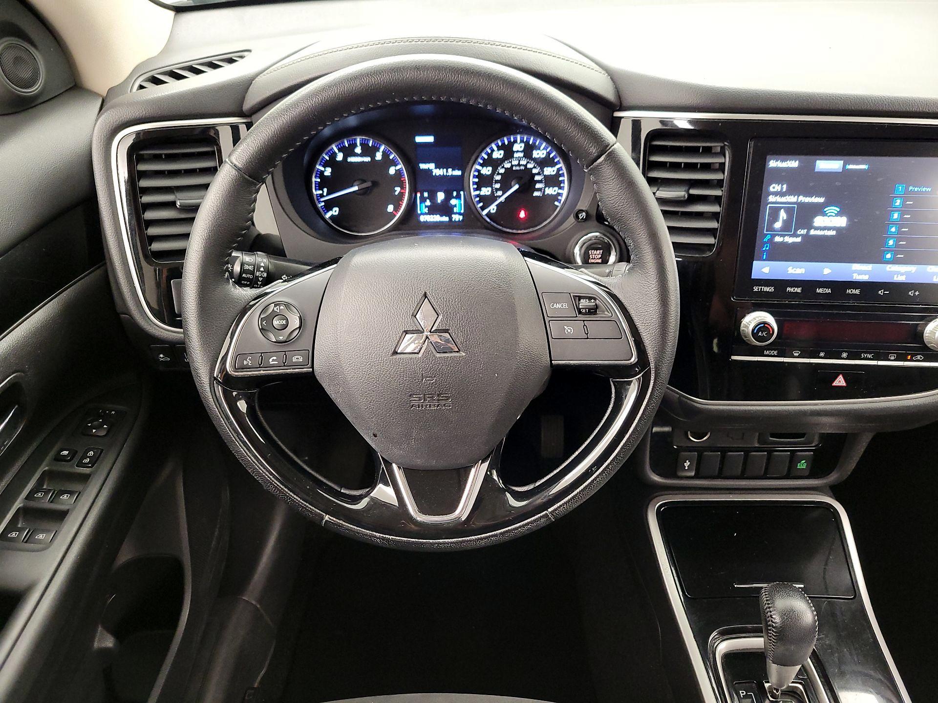 Thumbnail: 2020 Mitsubishi Outlander - 10