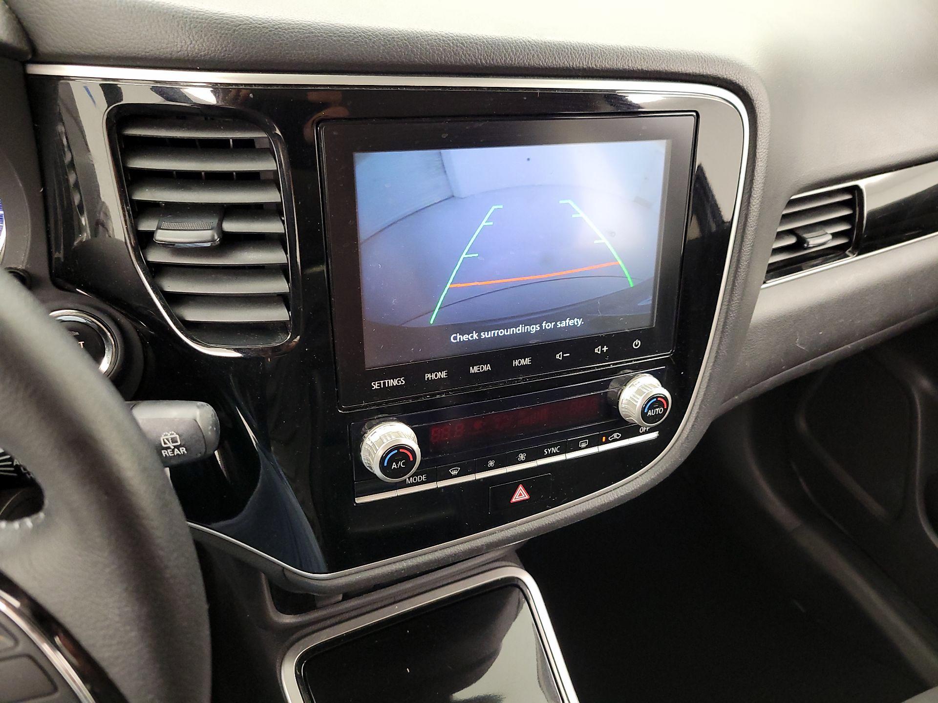 Thumbnail: 2020 Mitsubishi Outlander - 14