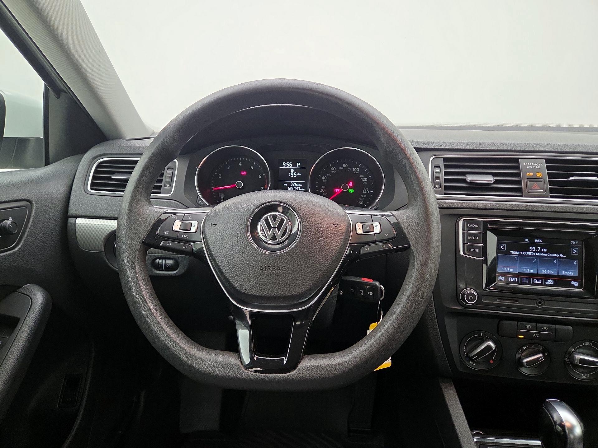 Thumbnail: 2017 Volkswagen Jetta - 10