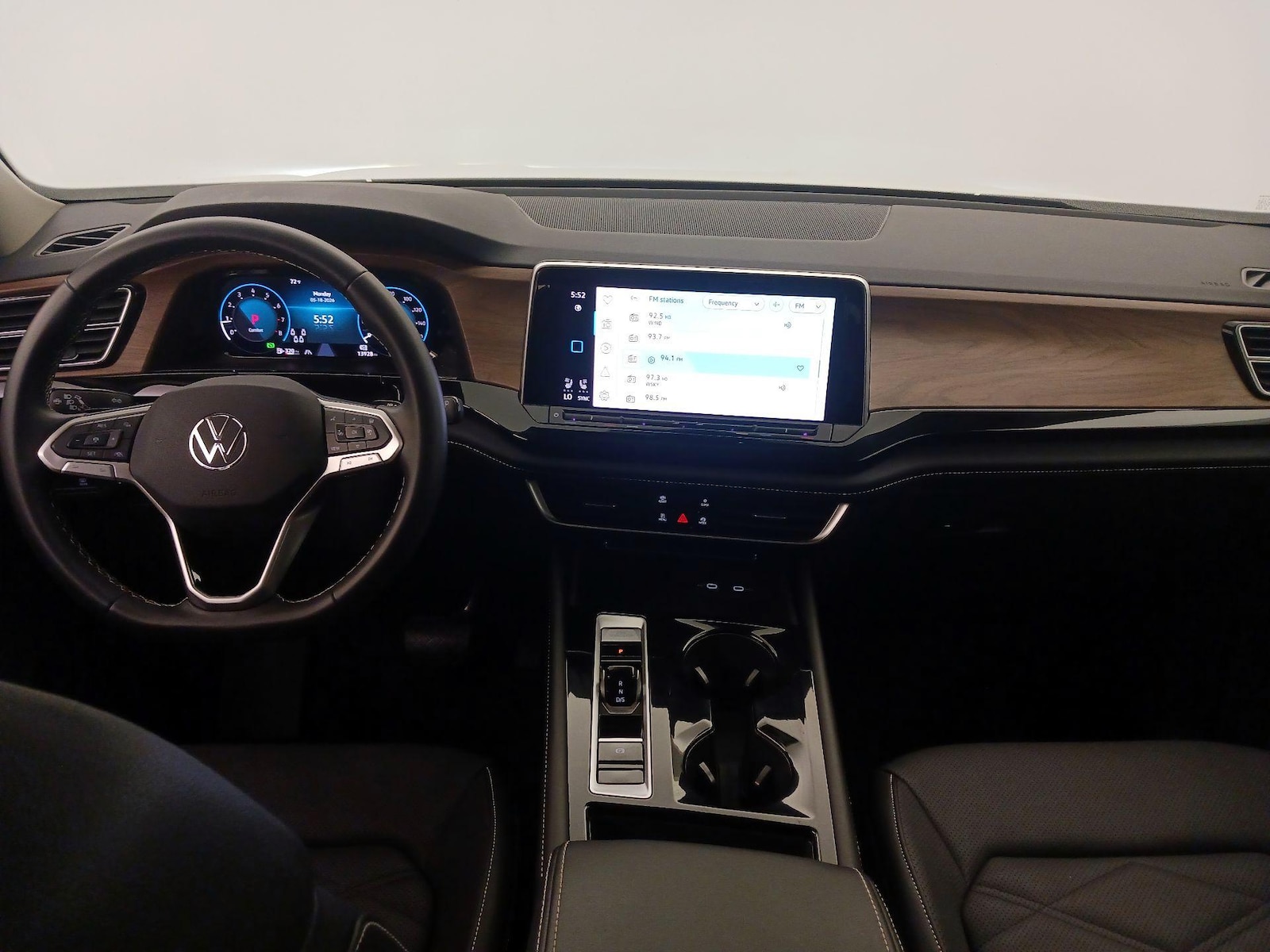 2025 Volkswagen Atlas SE w/Tech - Photo 10