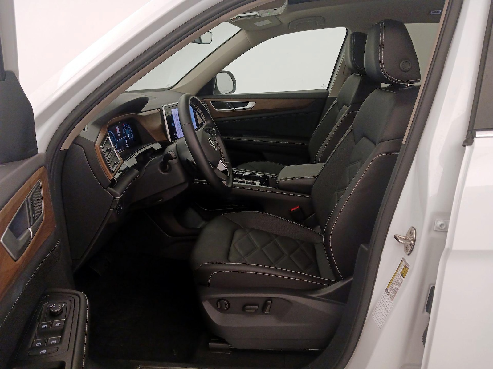 2025 Volkswagen Atlas SE w/Tech - Photo 12