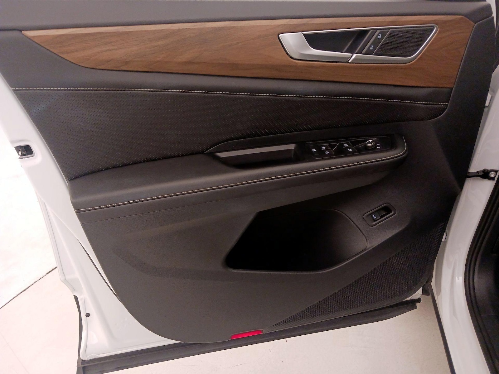 2025 Volkswagen Atlas SE w/Tech - Photo 13