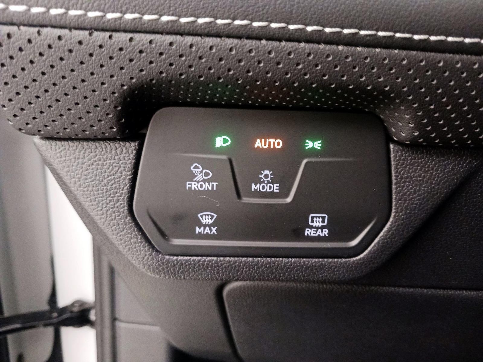 2025 Volkswagen Atlas SE w/Tech - Photo 14