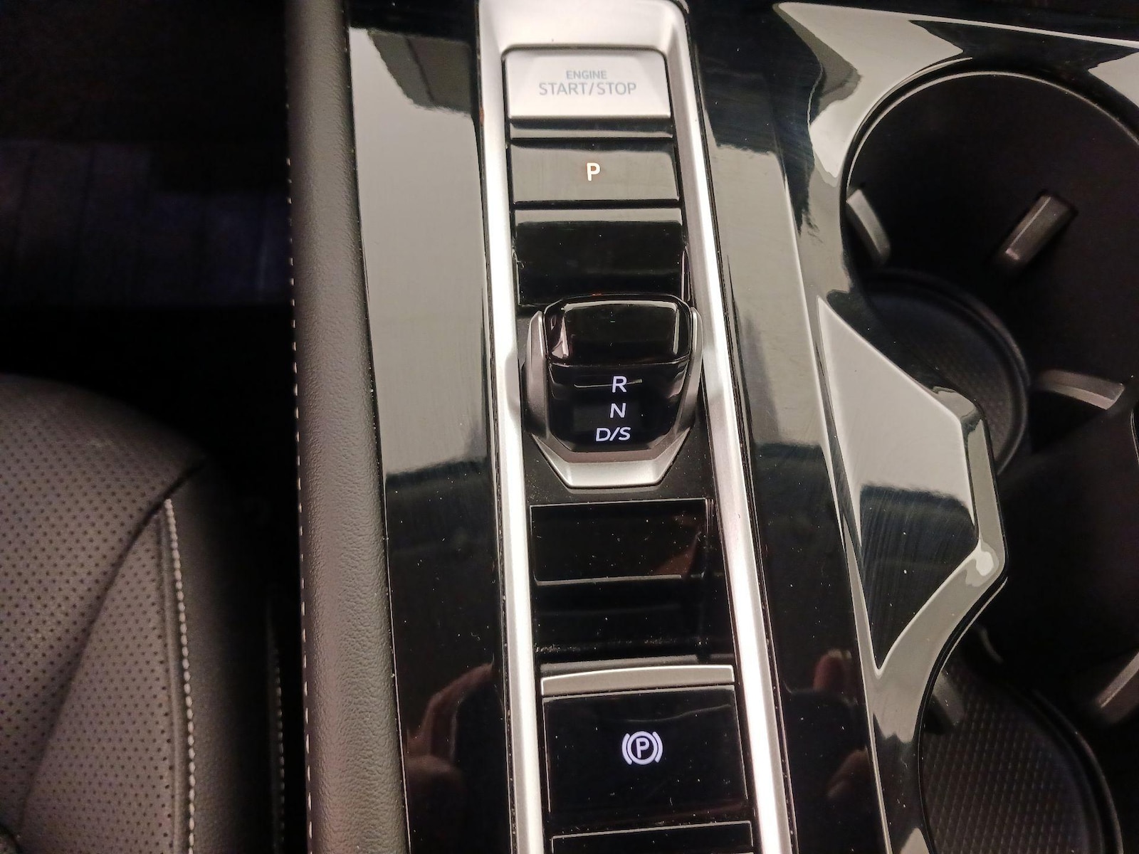 2025 Volkswagen Atlas SE w/Tech - Photo 18