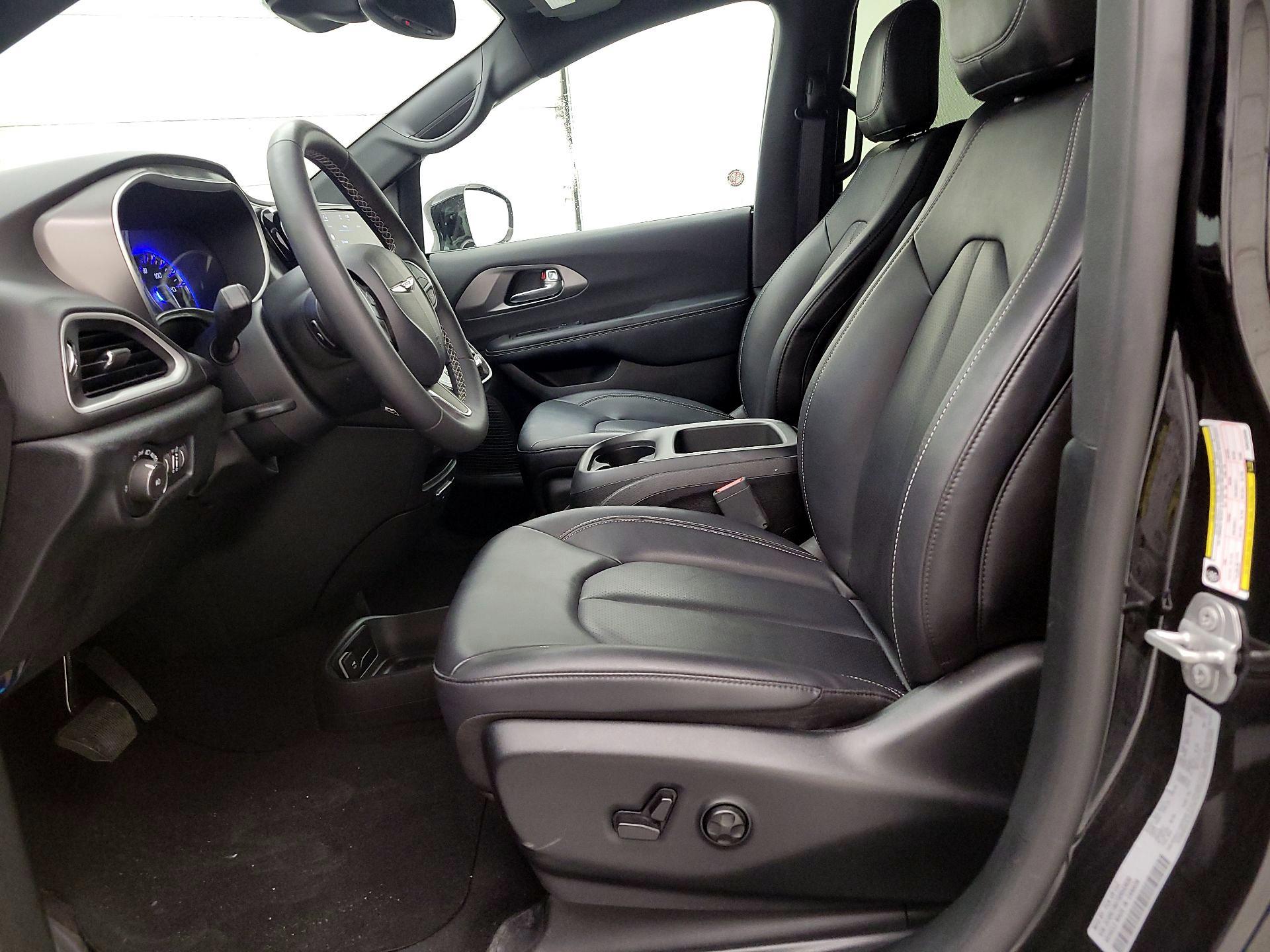Thumbnail: 2025 Chrysler Pacifica - 11