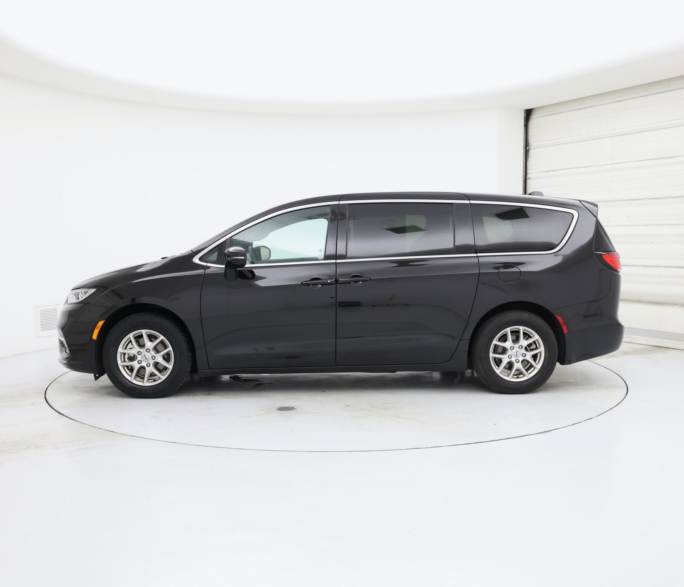 Thumbnail: 2025 Chrysler Pacifica - 3