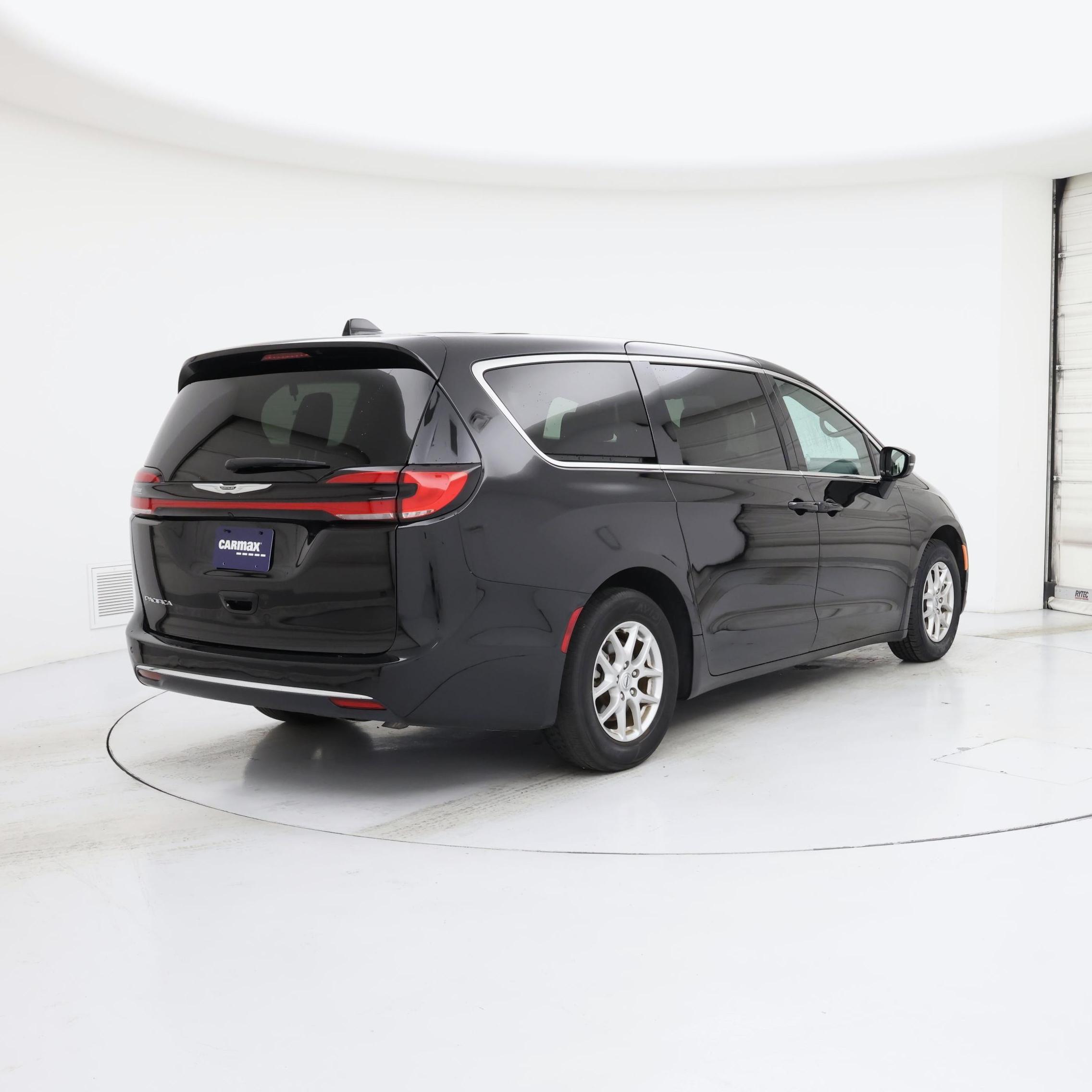 Thumbnail: 2025 Chrysler Pacifica - 8