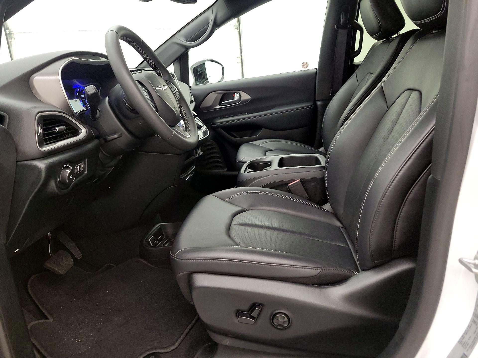 Thumbnail: 2025 Chrysler Pacifica - 11