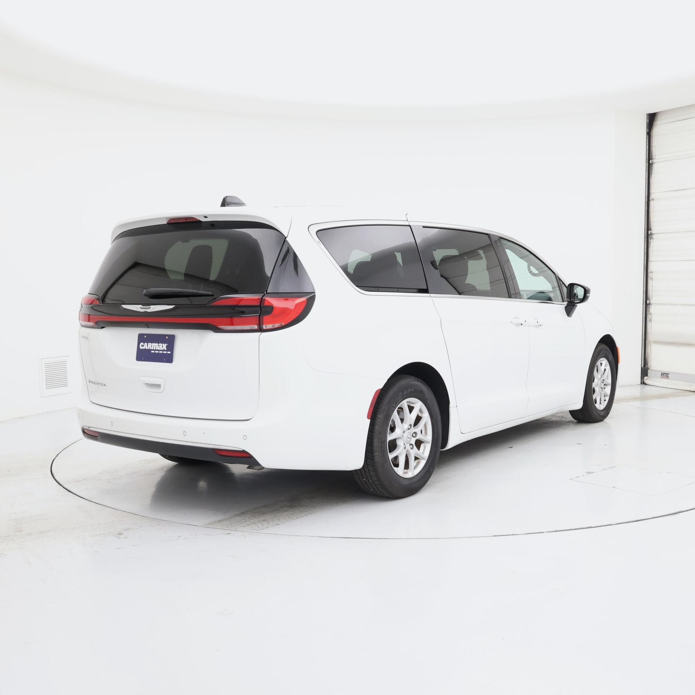 Thumbnail: 2025 Chrysler Pacifica - 8