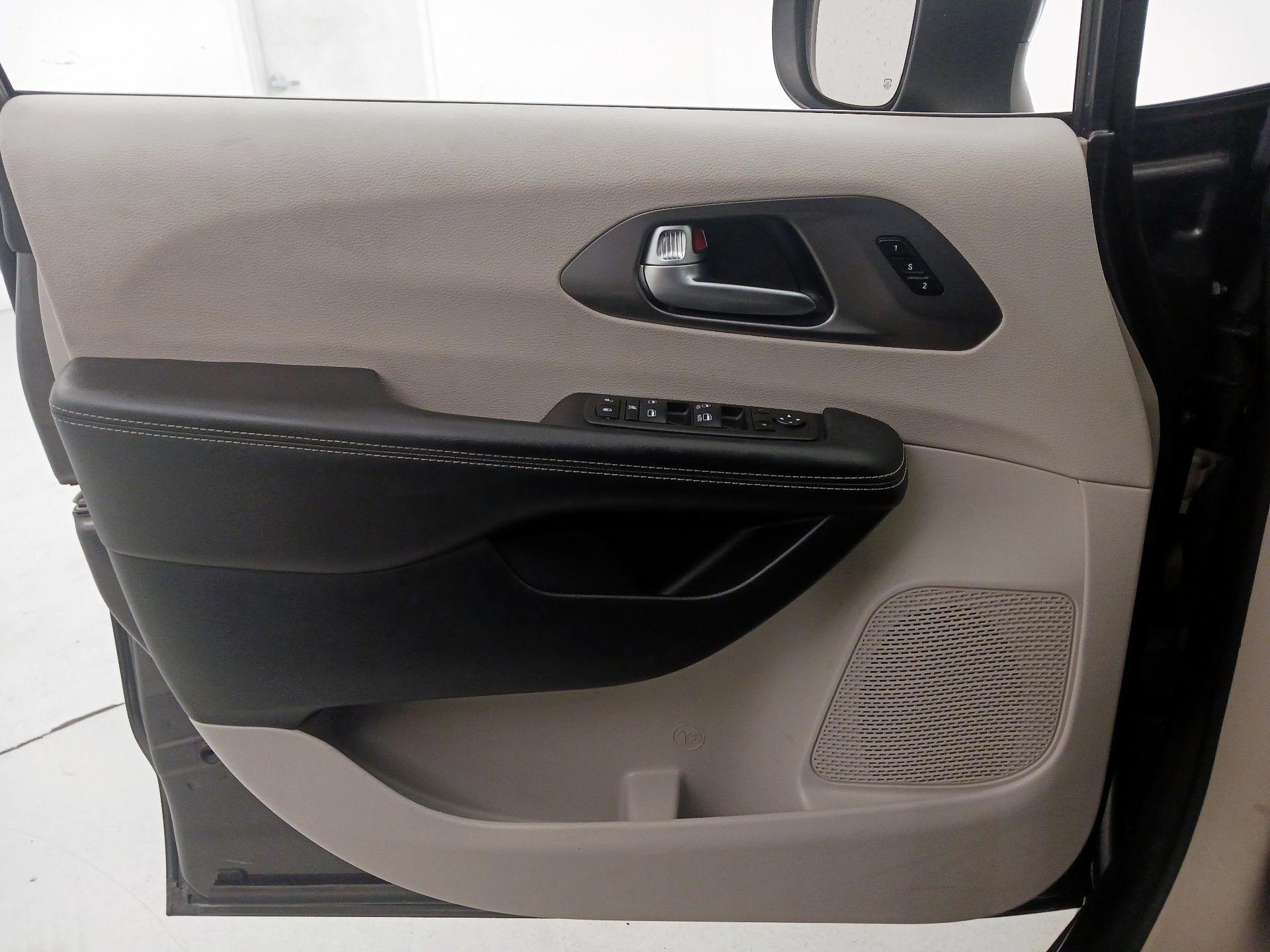 Thumbnail: 2023 Chrysler Pacifica - 12