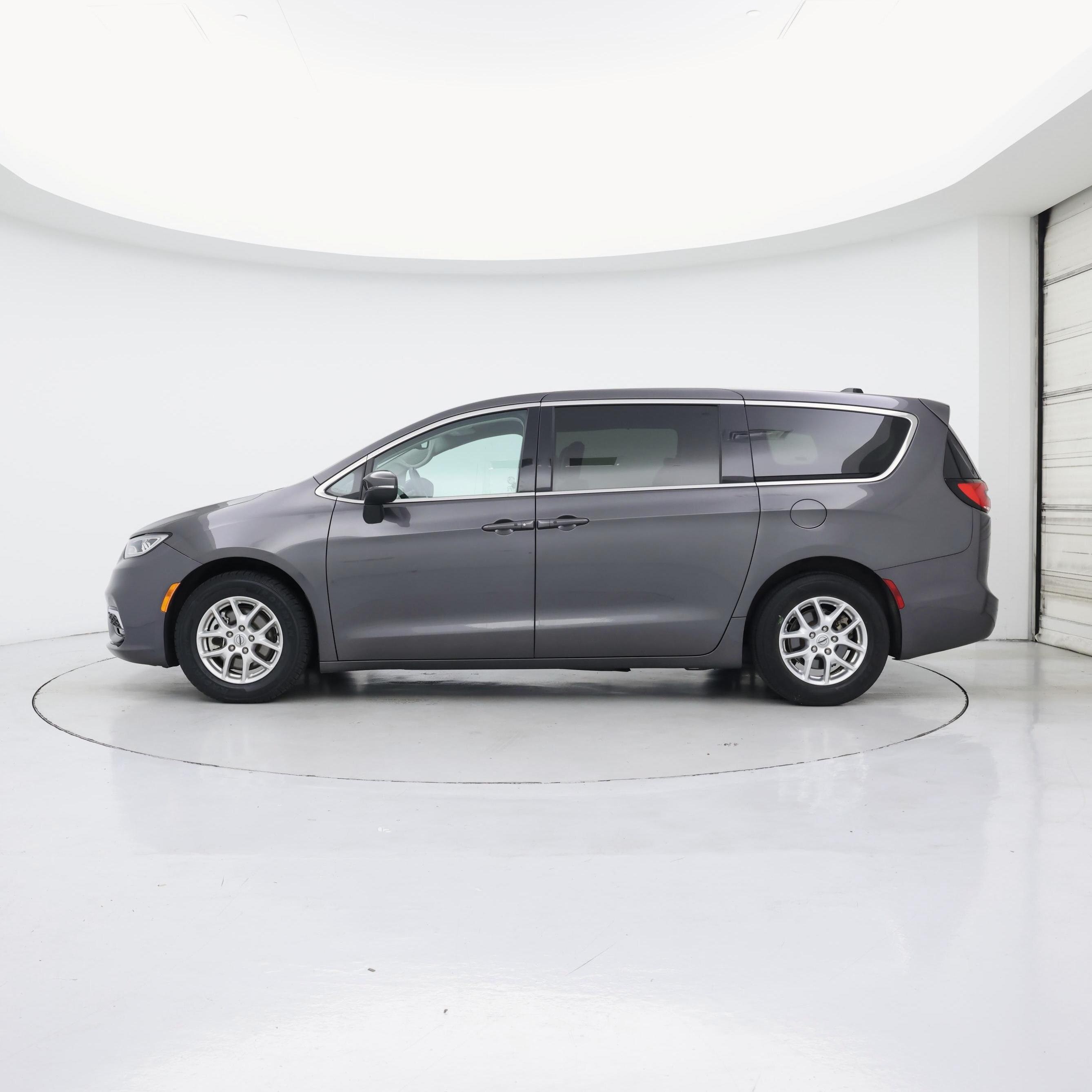Thumbnail: 2023 Chrysler Pacifica - 3