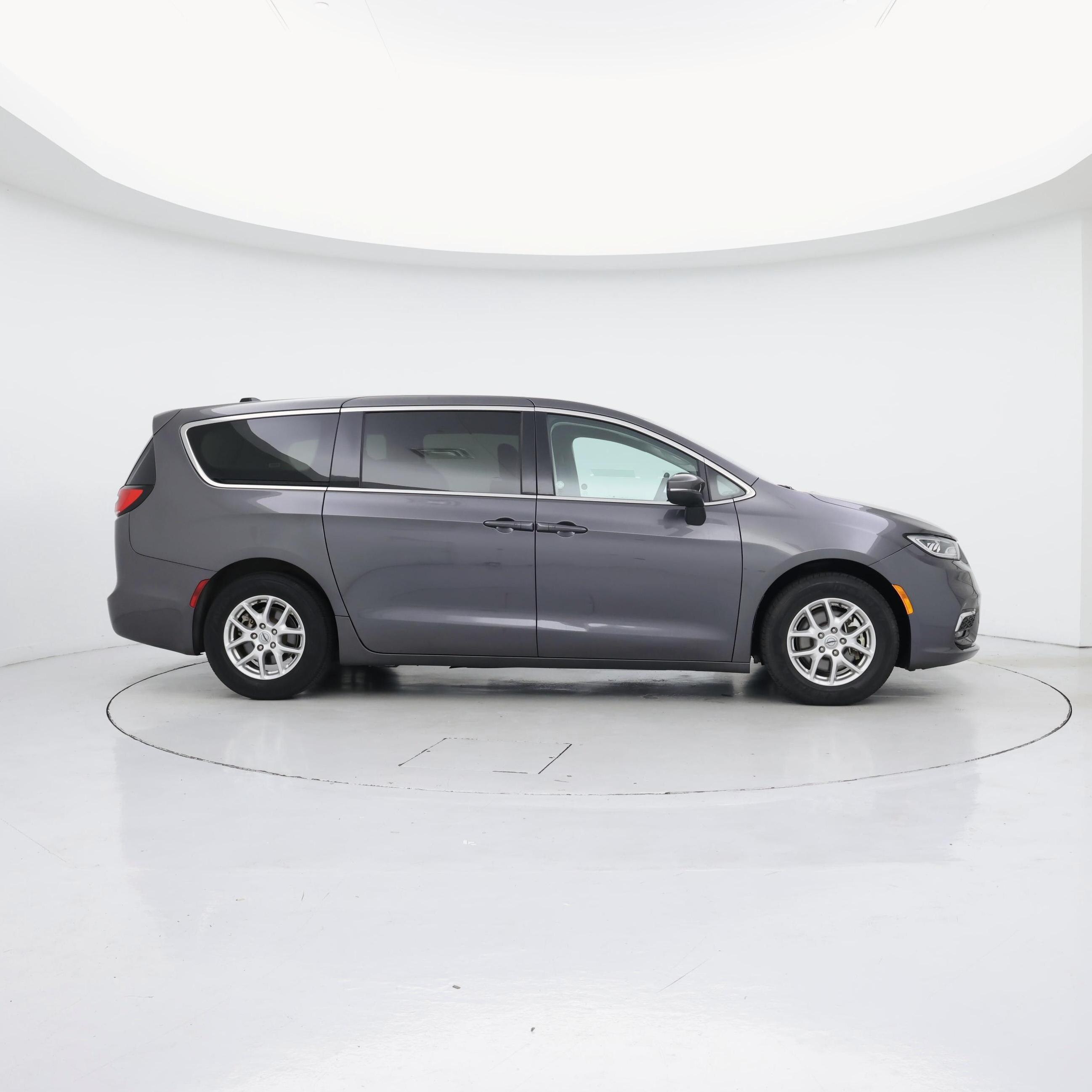 Thumbnail: 2023 Chrysler Pacifica - 7