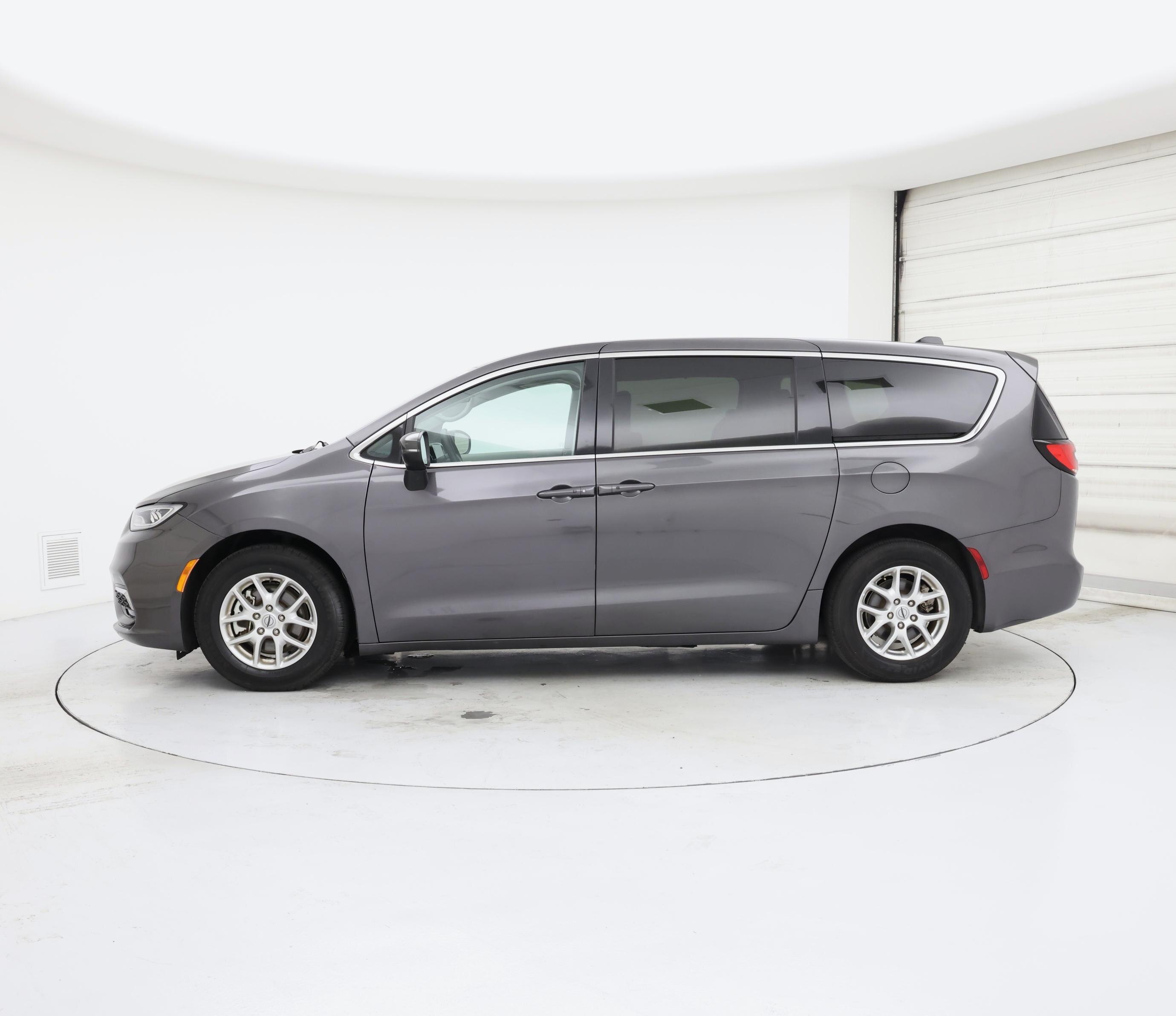 Thumbnail: 2023 Chrysler Pacifica - 3