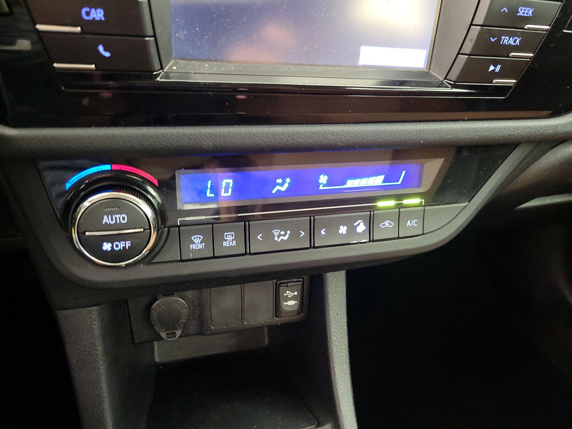 Thumbnail: 2015 Toyota Corolla - 16