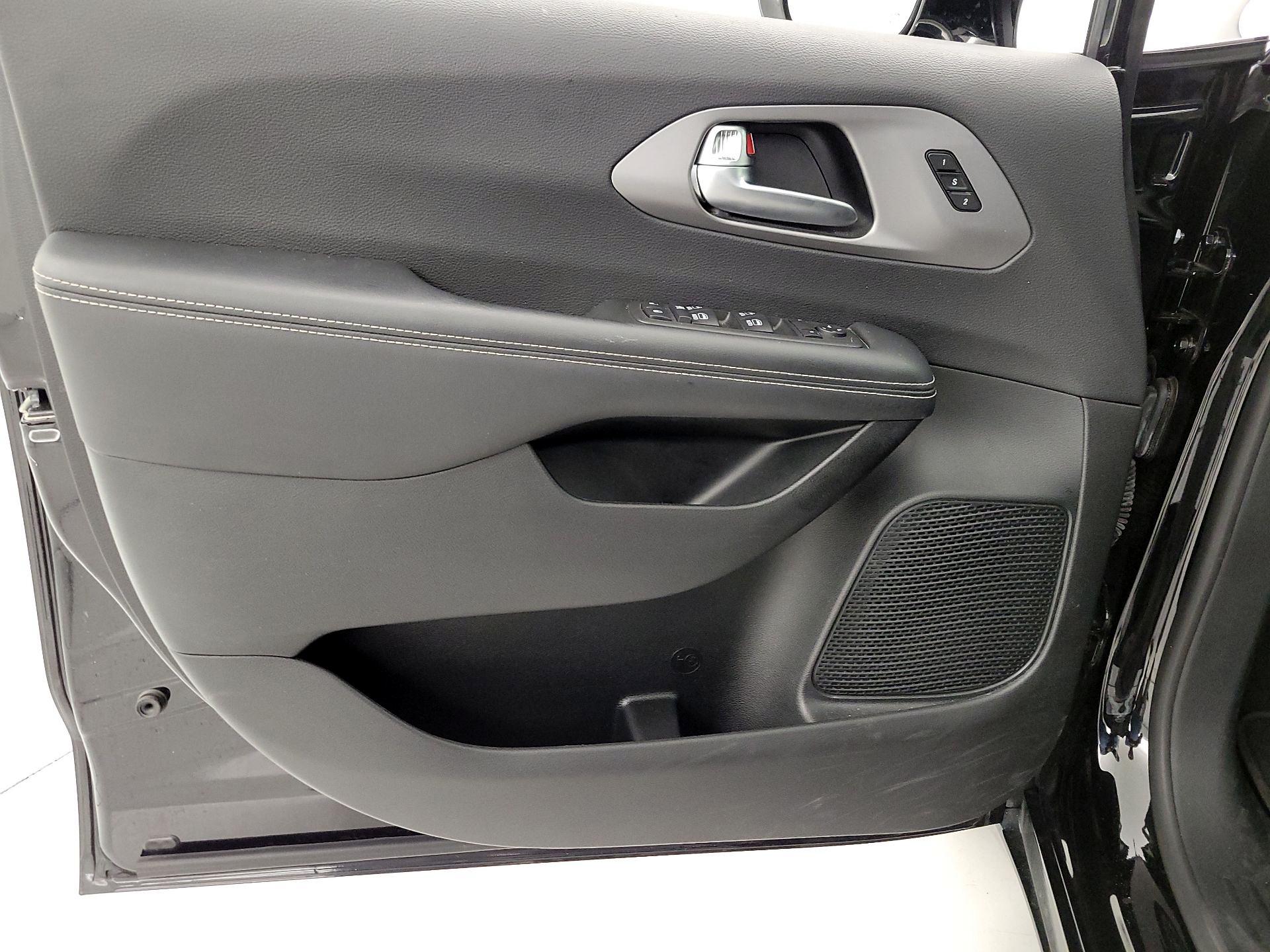Thumbnail: 2025 Chrysler Pacifica - 12