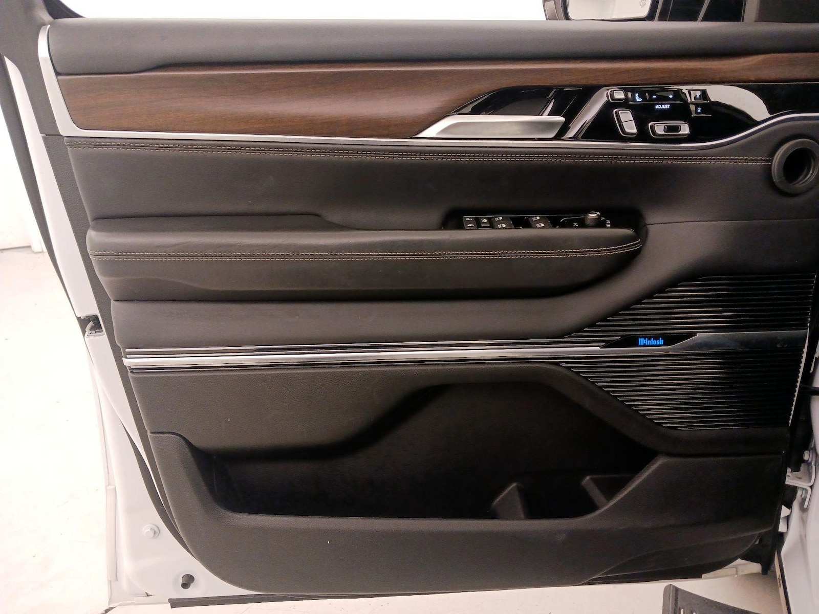 2023 Jeep Grand Wagoneer Series I - Photo 13
