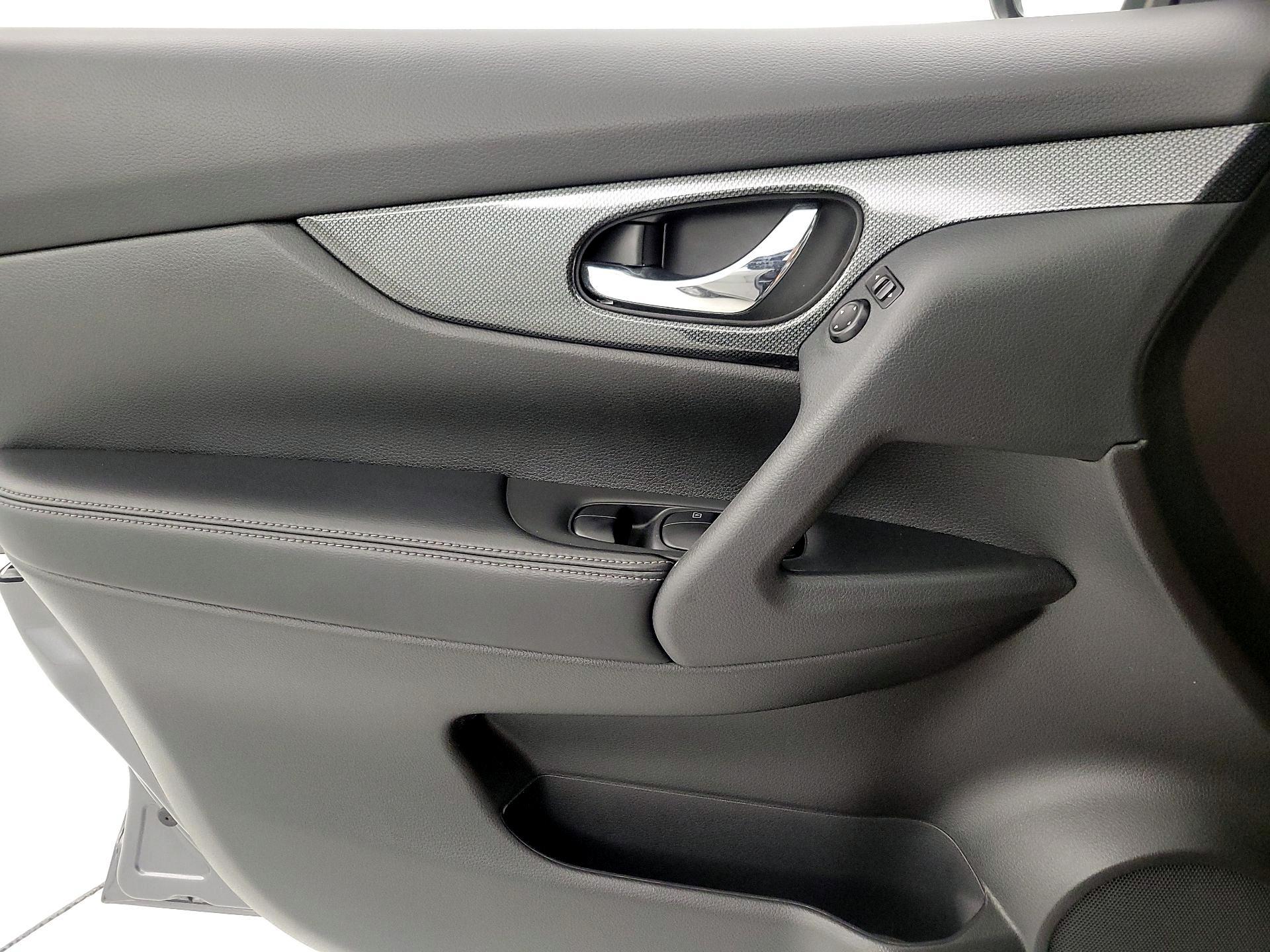 Thumbnail: 2016 Nissan Rogue - 12