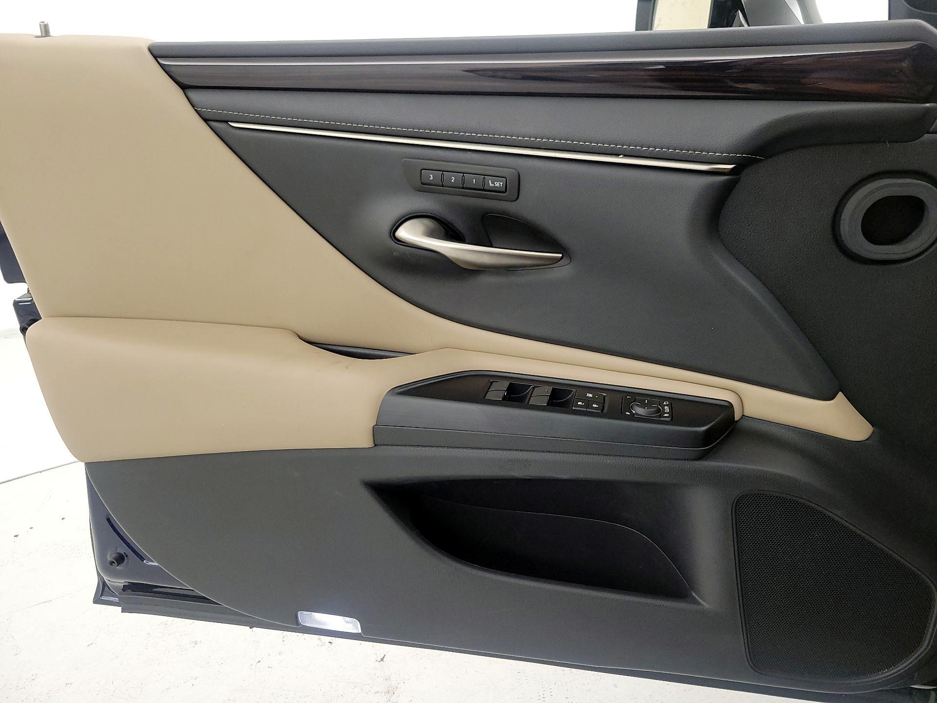 Thumbnail: 2020 Lexus ES - 12
