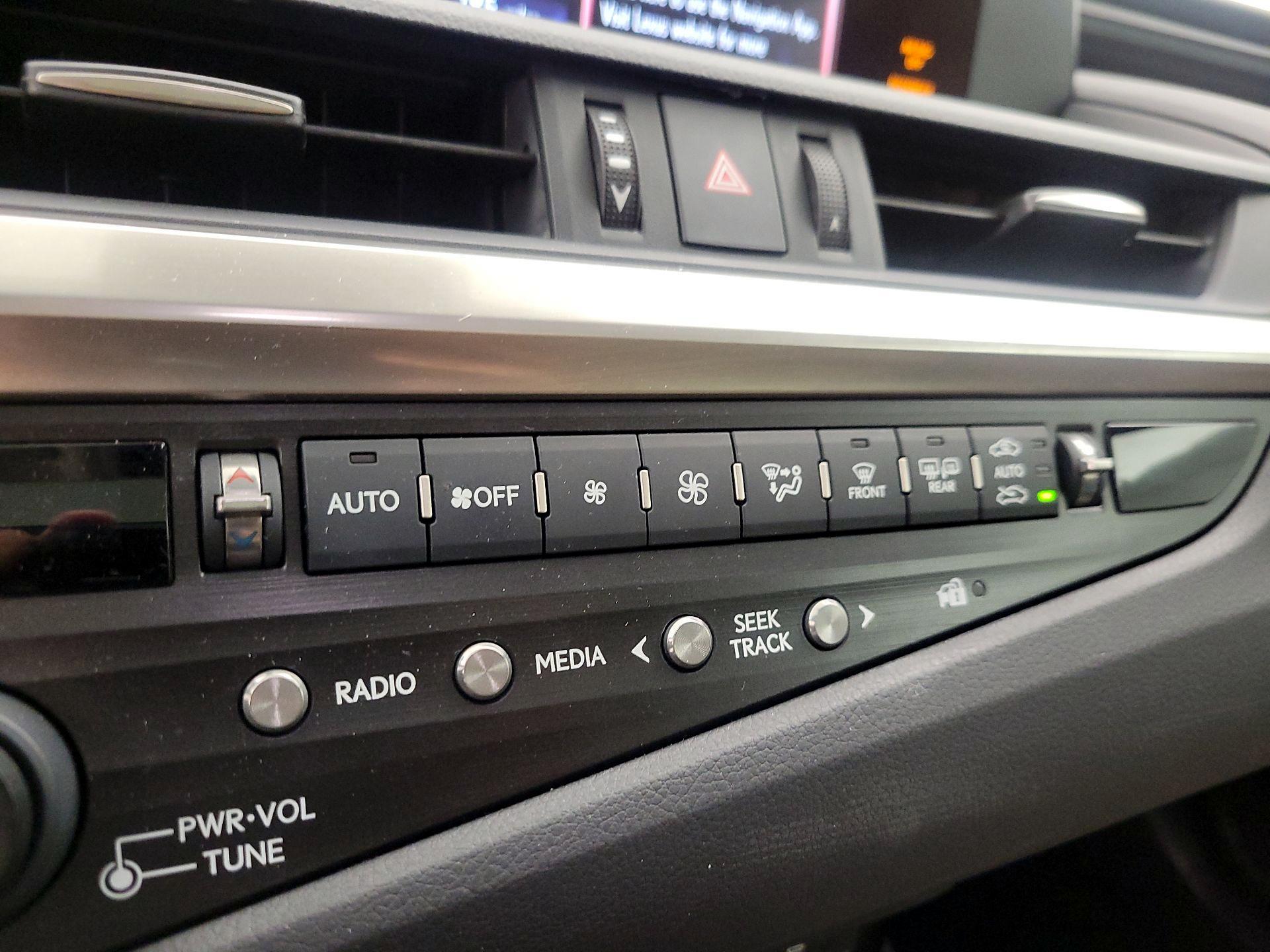 Thumbnail: 2020 Lexus ES - 16