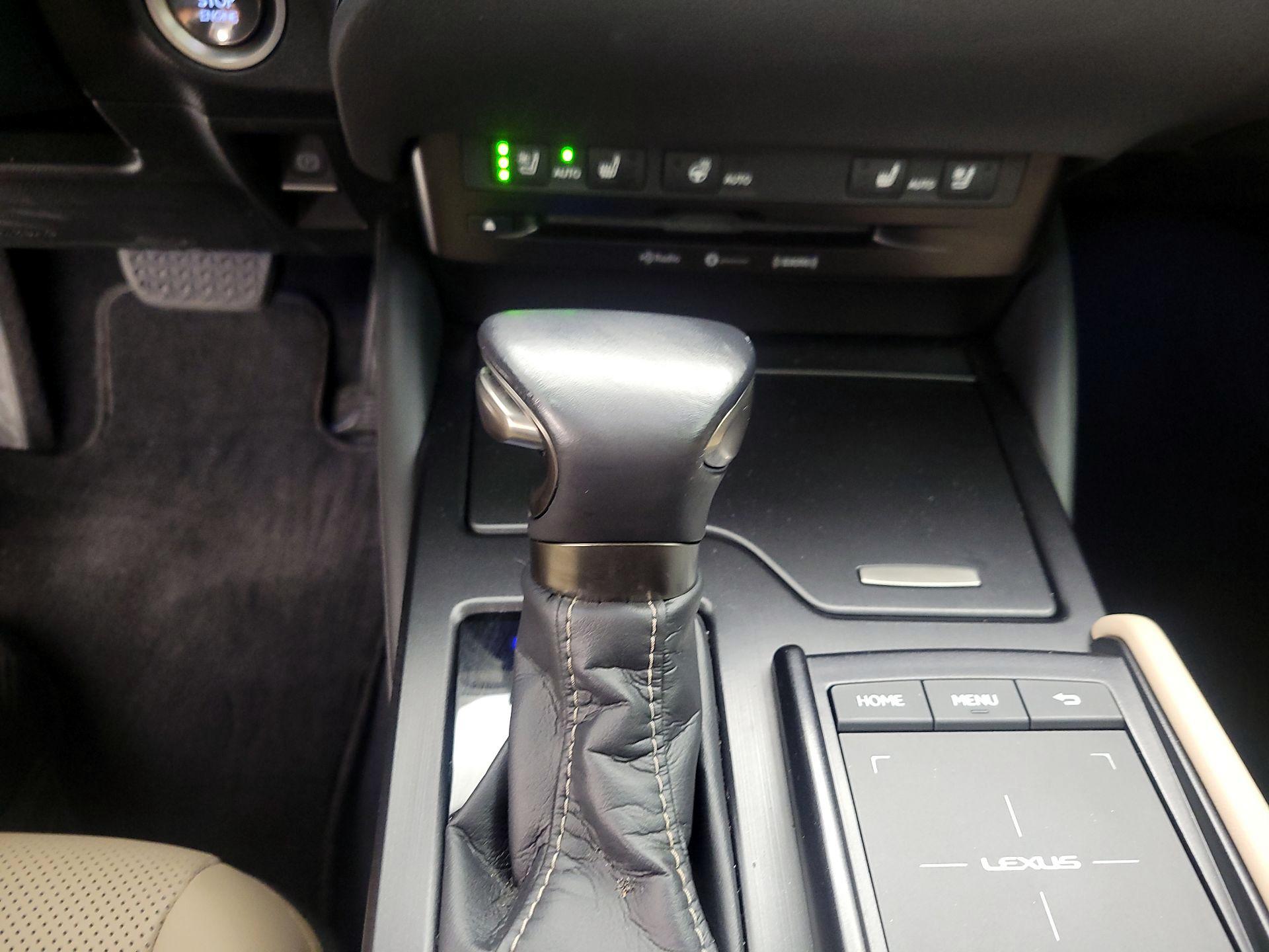 Thumbnail: 2020 Lexus ES - 17