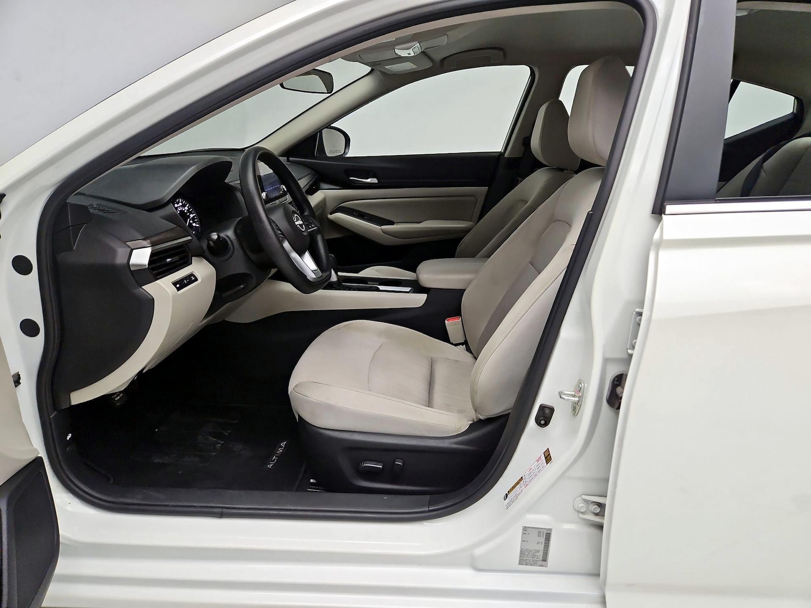 2025 Nissan Altima SV - Photo 12