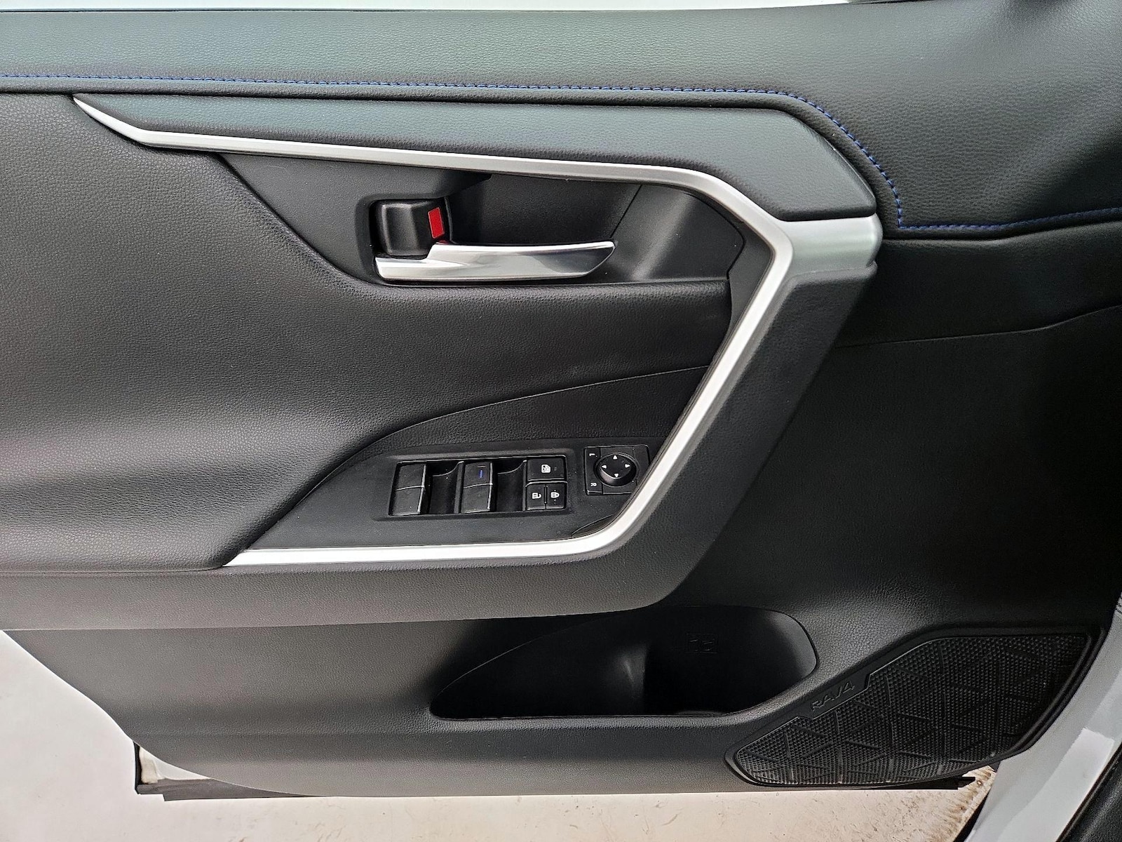 2020 Toyota RAV4 XSE - Photo 13