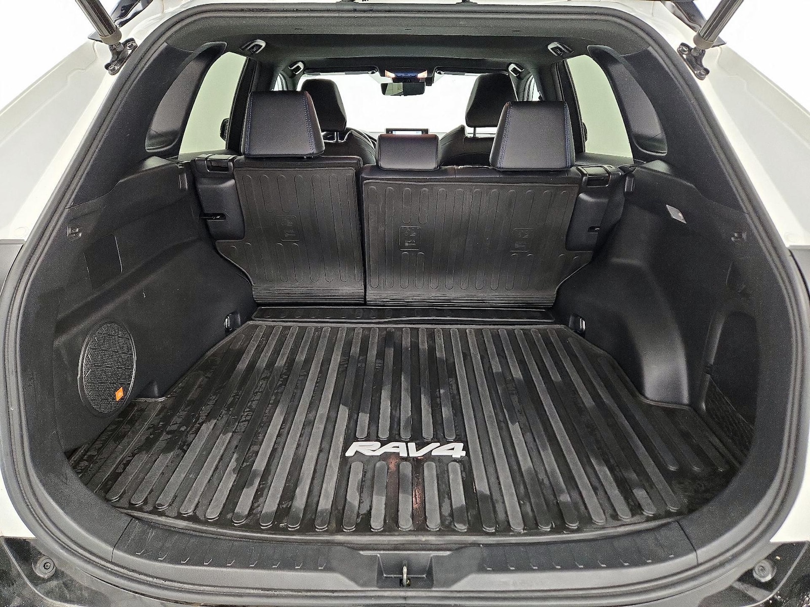 2020 Toyota RAV4 XSE - Photo 23