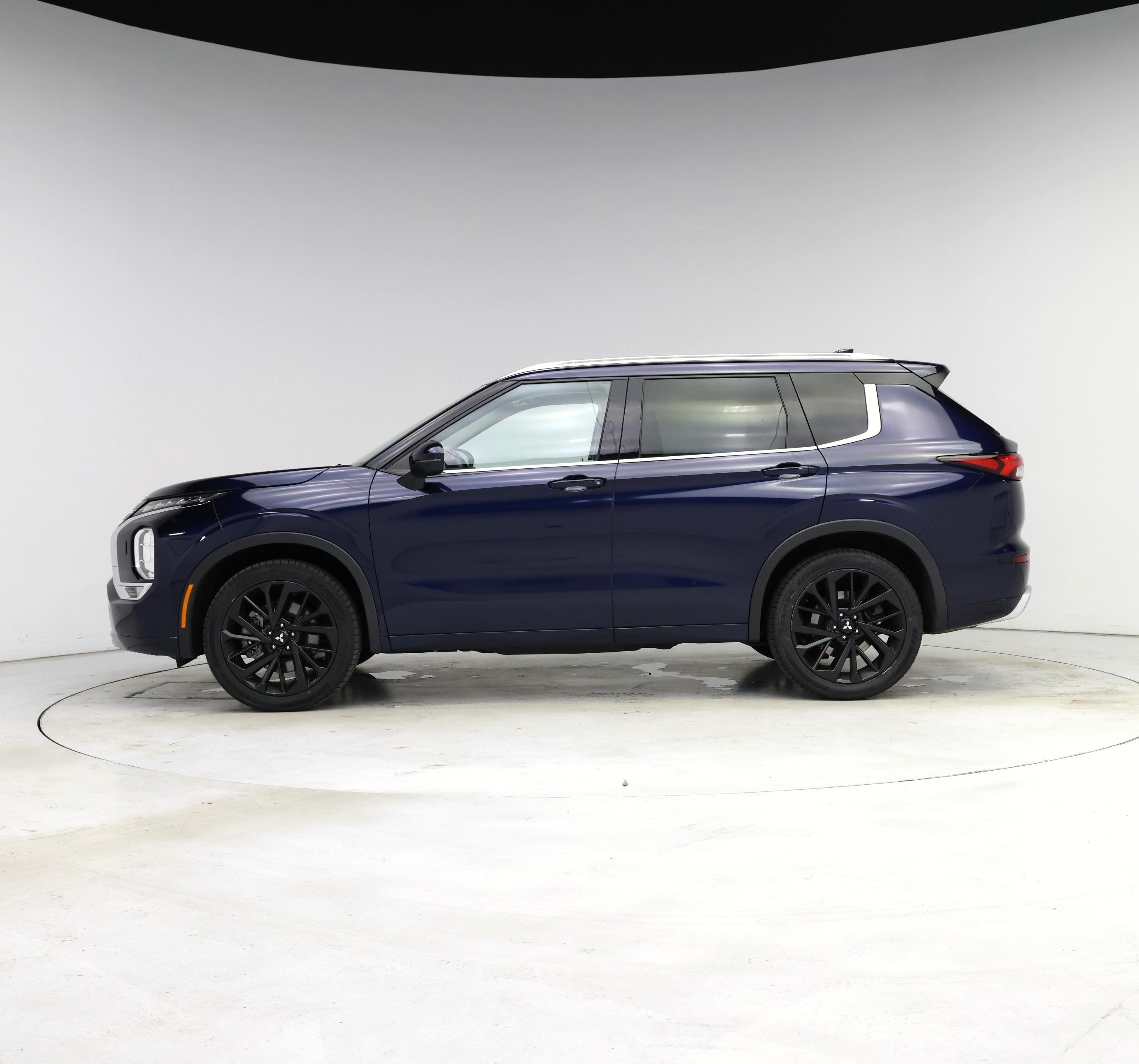 Thumbnail: 2022 Mitsubishi Outlander - 3