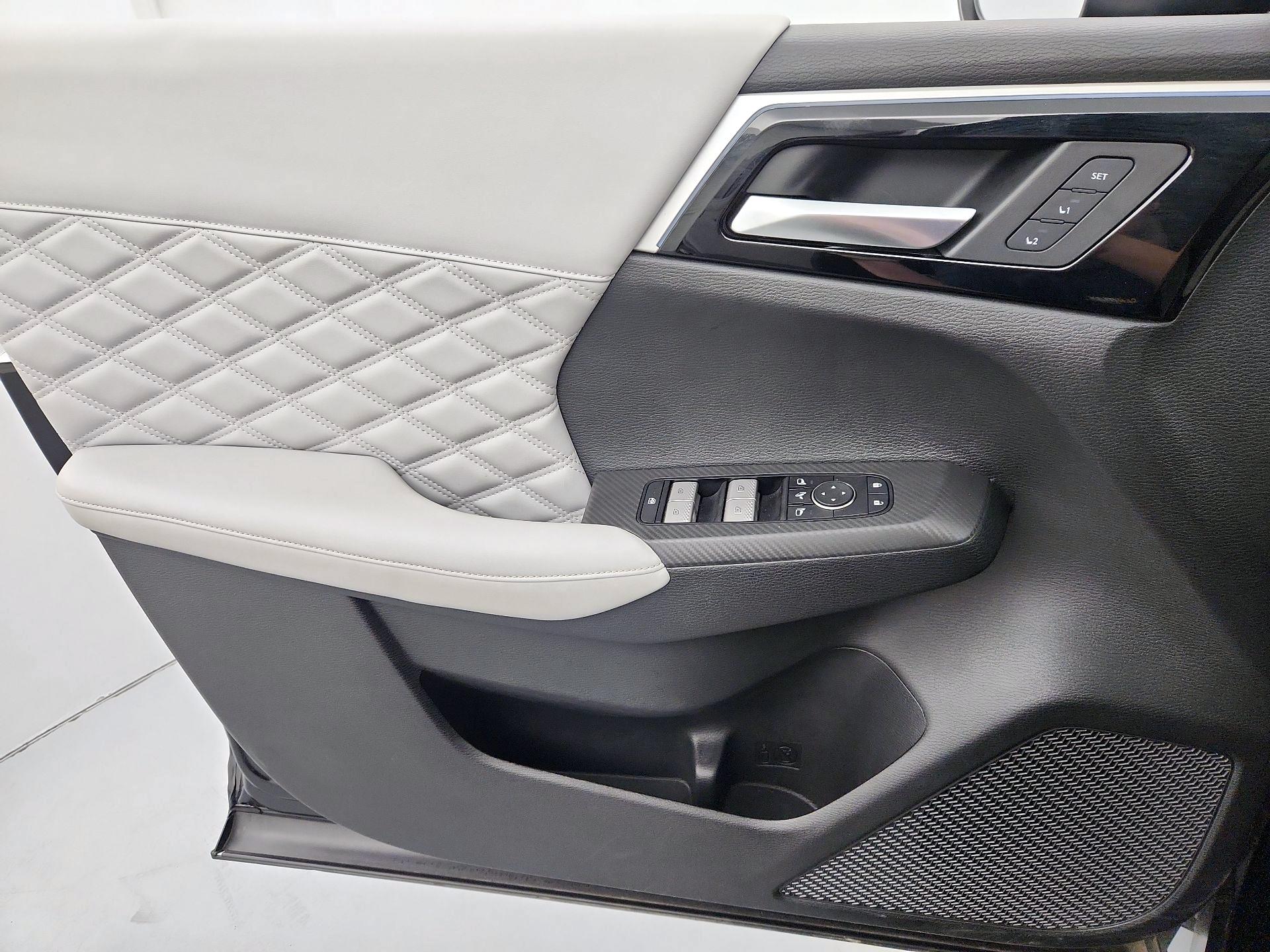 Thumbnail: 2023 Mitsubishi Outlander - 12