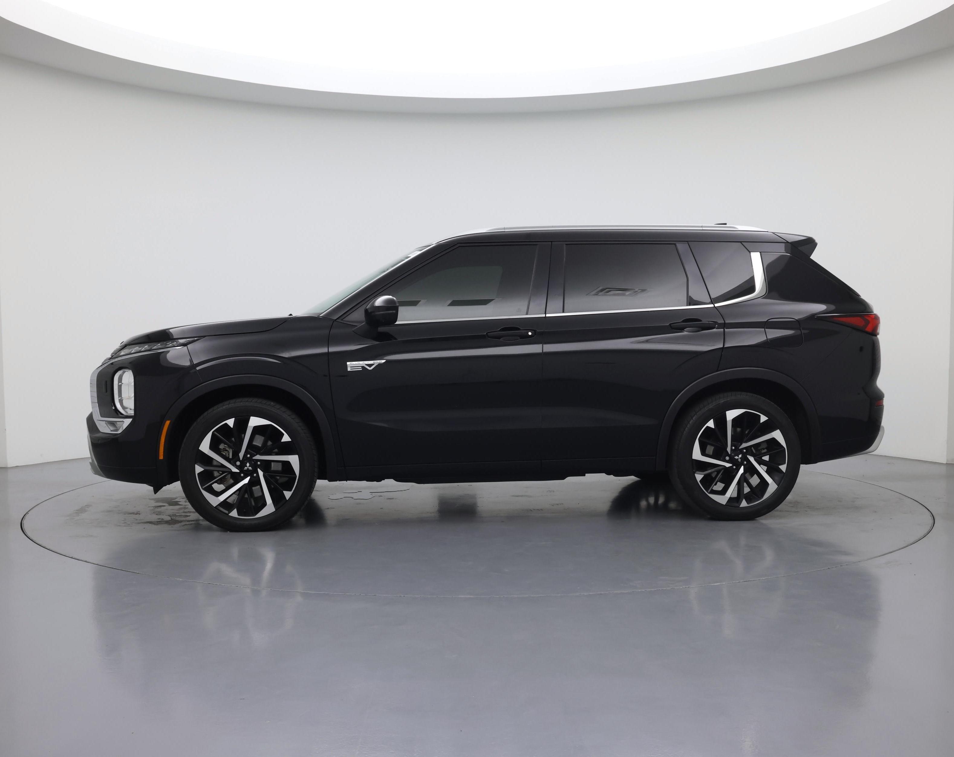 Thumbnail: 2023 Mitsubishi Outlander - 3