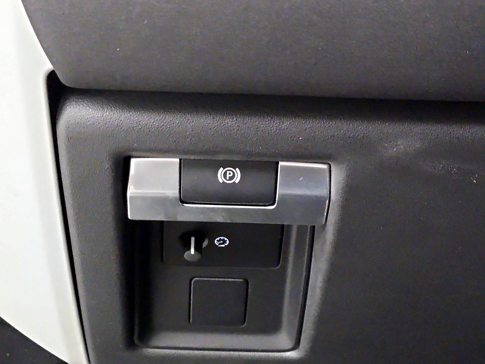 Thumbnail: 2021 Land Rover Defender - 13