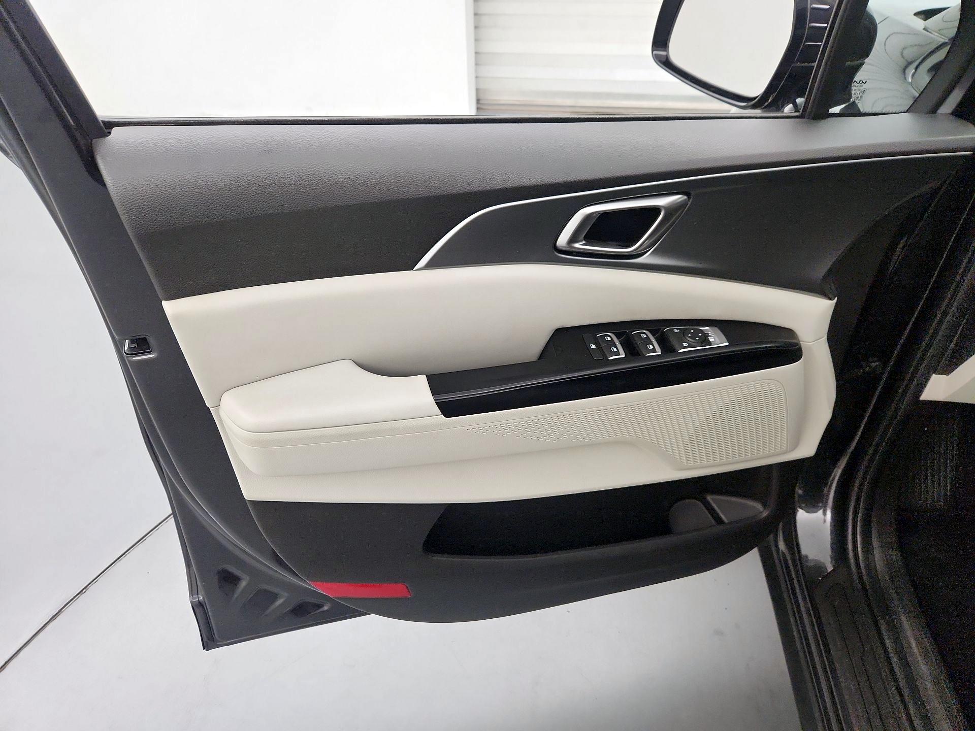 Thumbnail: 2023 Kia Carnival - 12