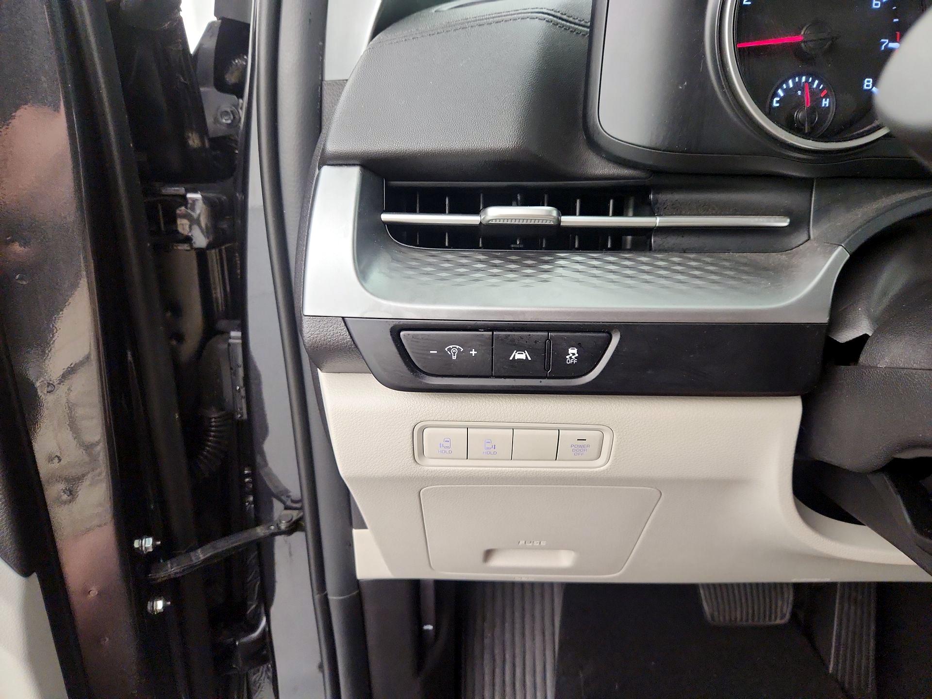 Thumbnail: 2023 Kia Carnival - 13