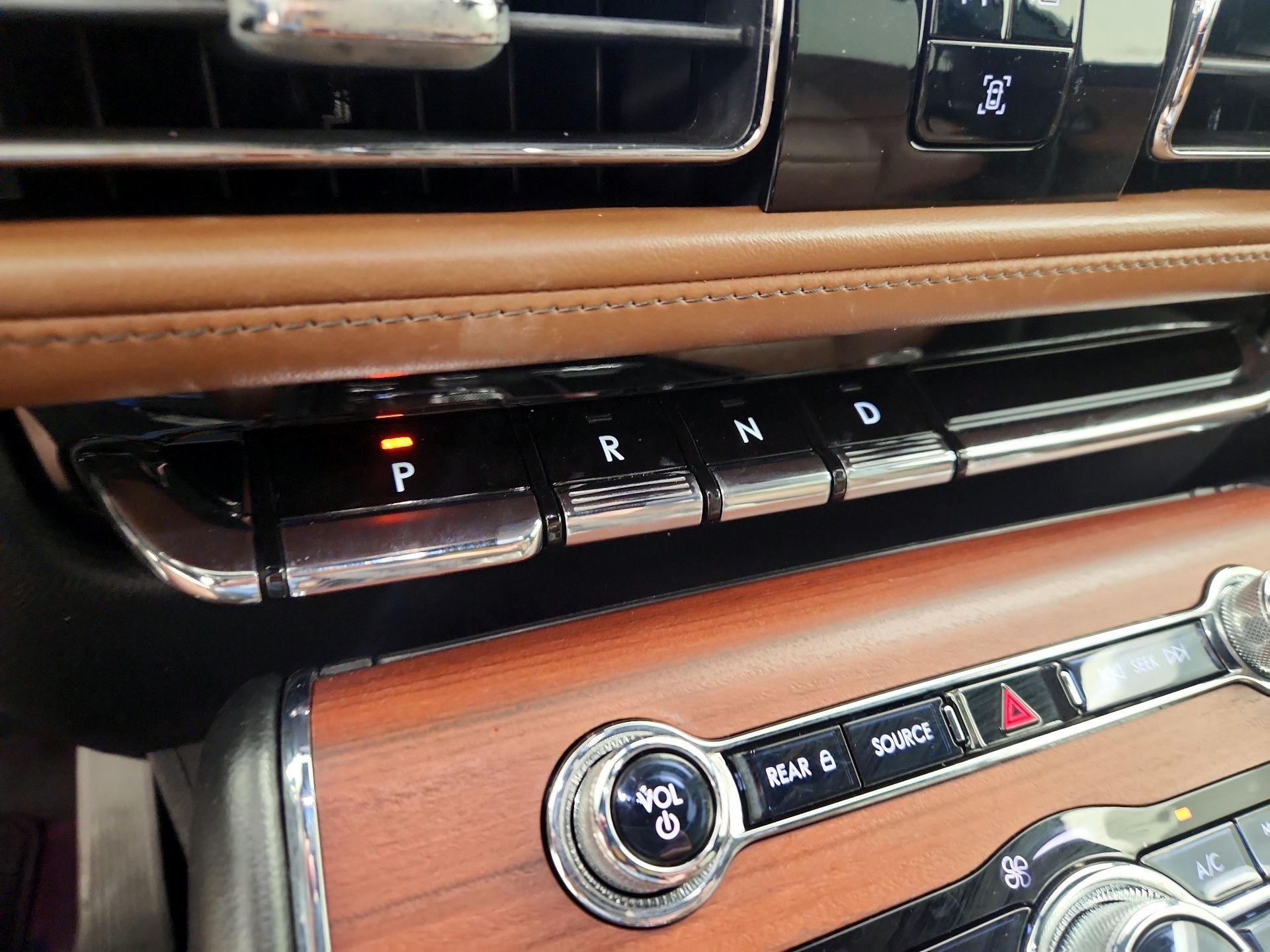 Thumbnail: 2021 Lincoln Aviator - 17