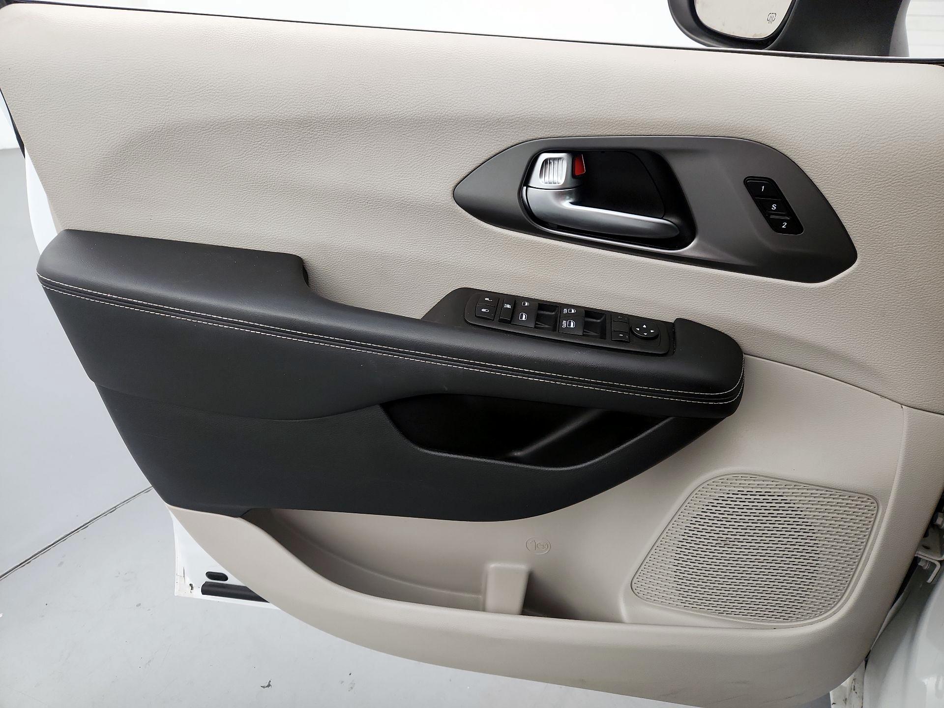 Thumbnail: 2023 Chrysler Pacifica - 12