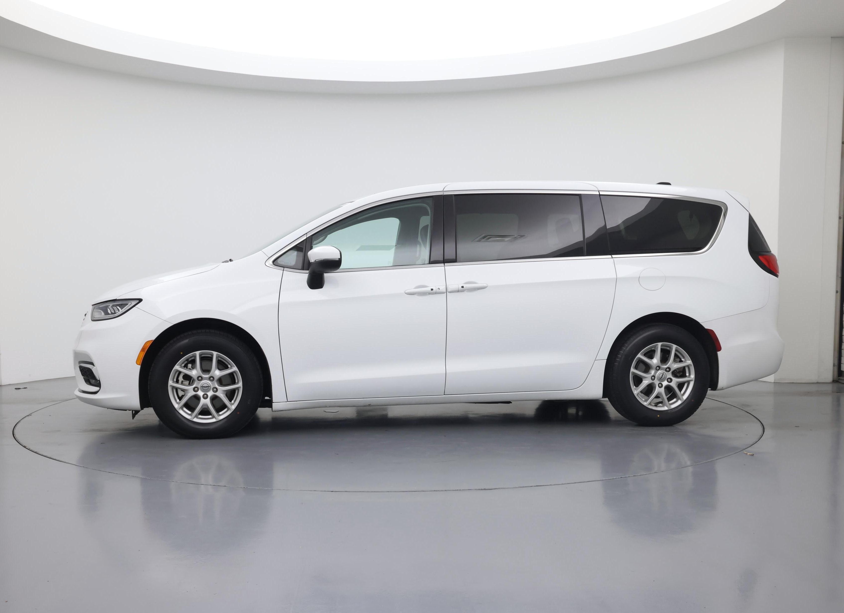 Thumbnail: 2023 Chrysler Pacifica - 3