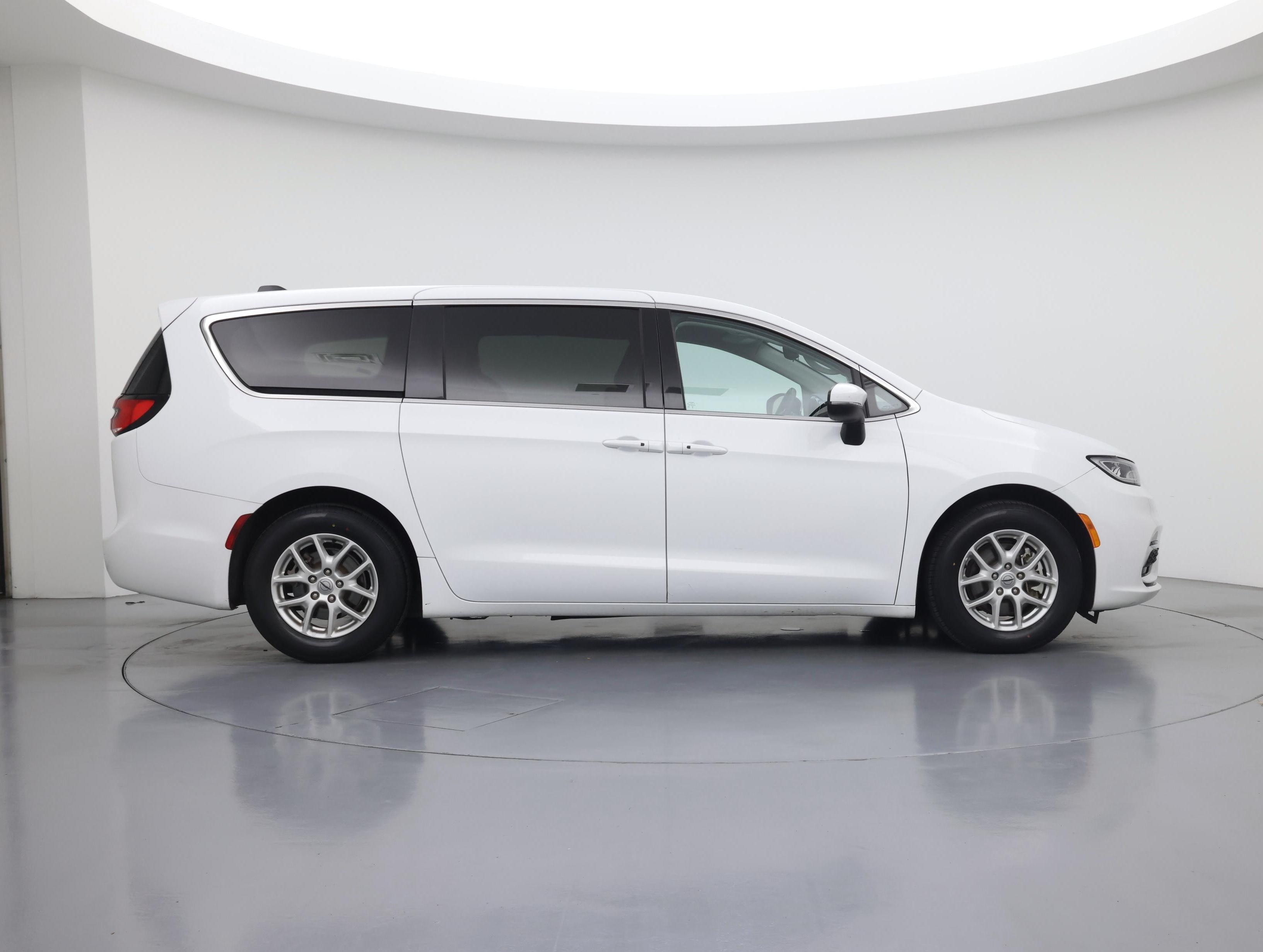 Thumbnail: 2023 Chrysler Pacifica - 7