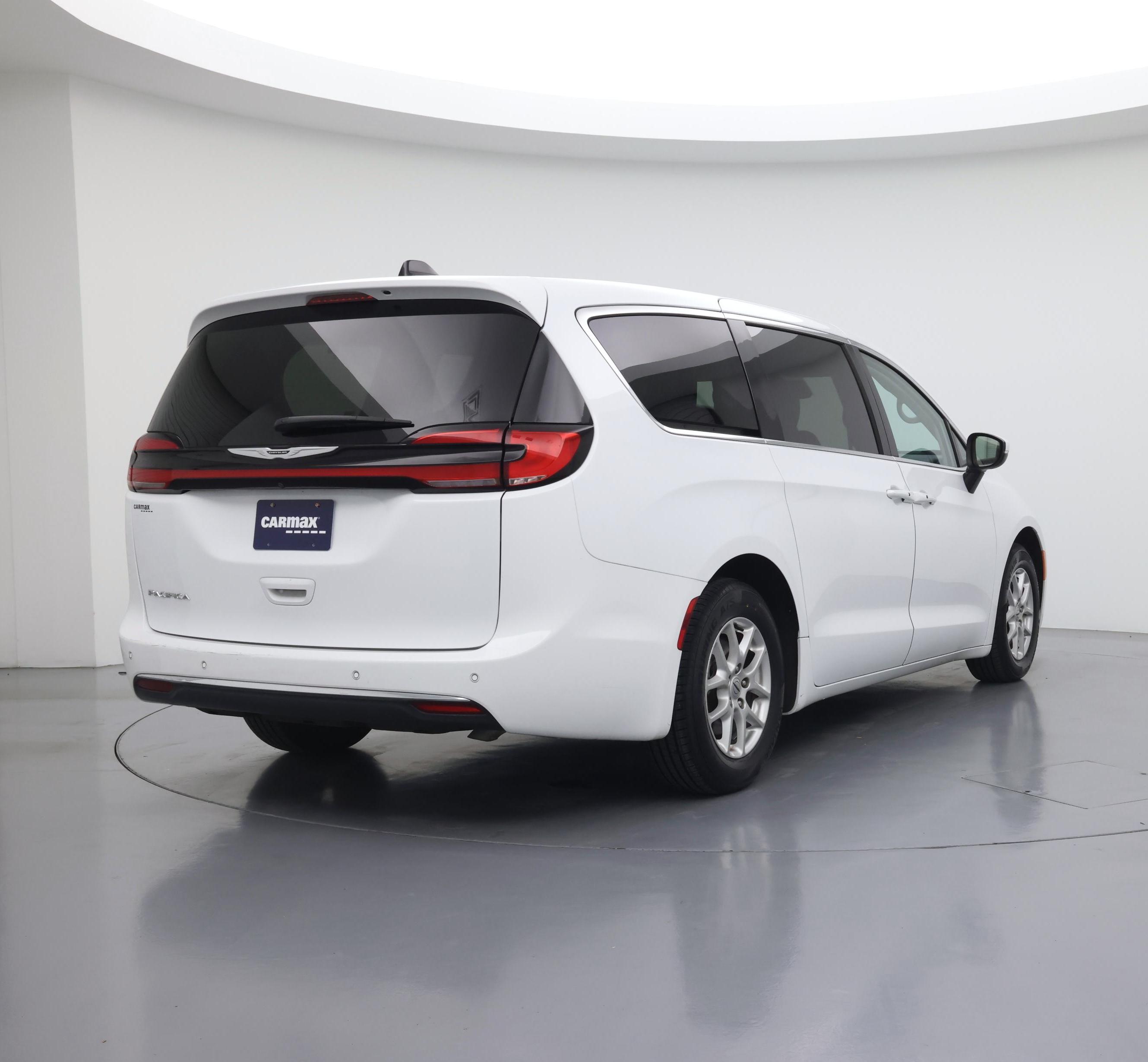 Thumbnail: 2023 Chrysler Pacifica - 8