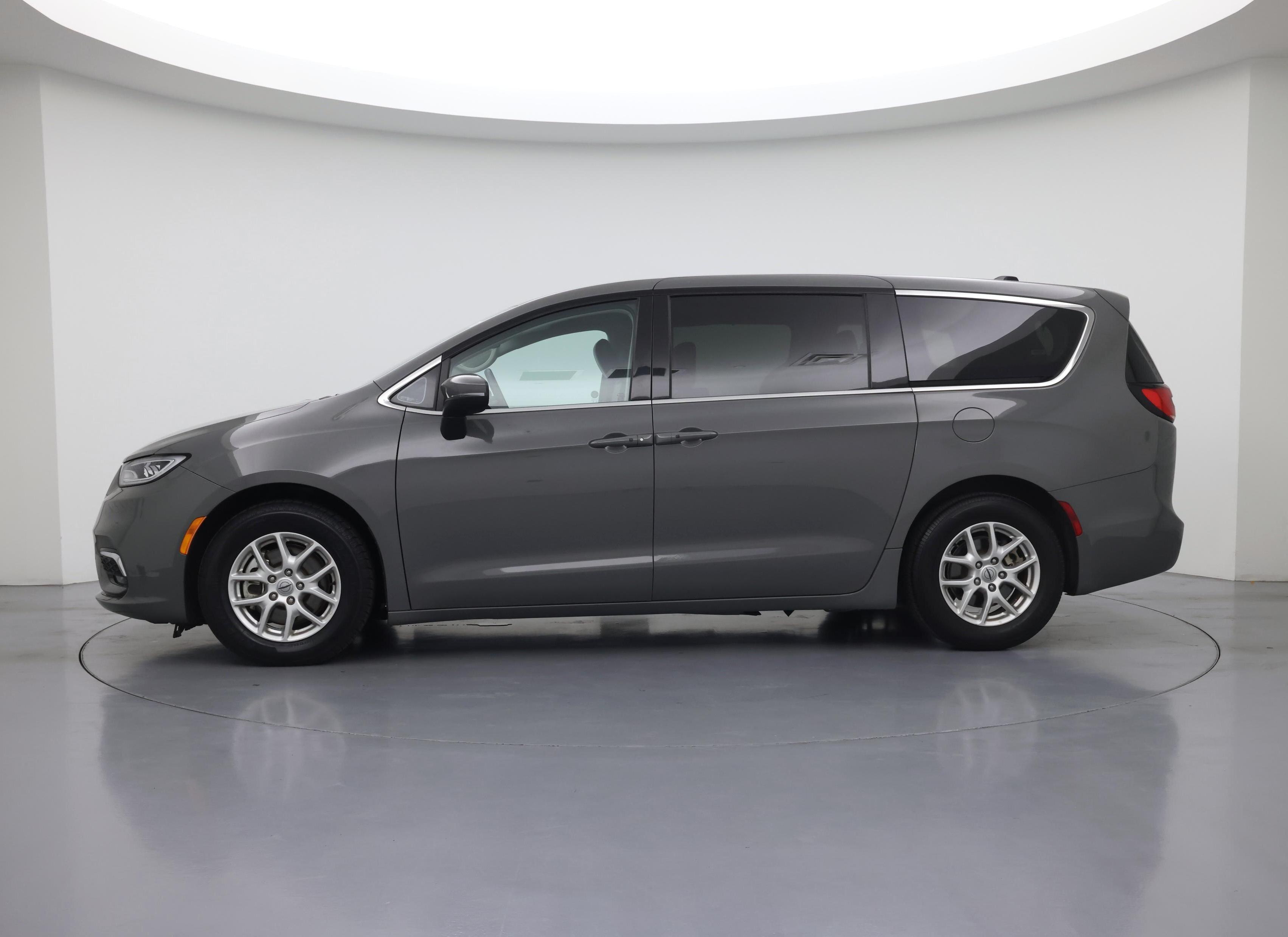 Thumbnail: 2023 Chrysler Pacifica - 3