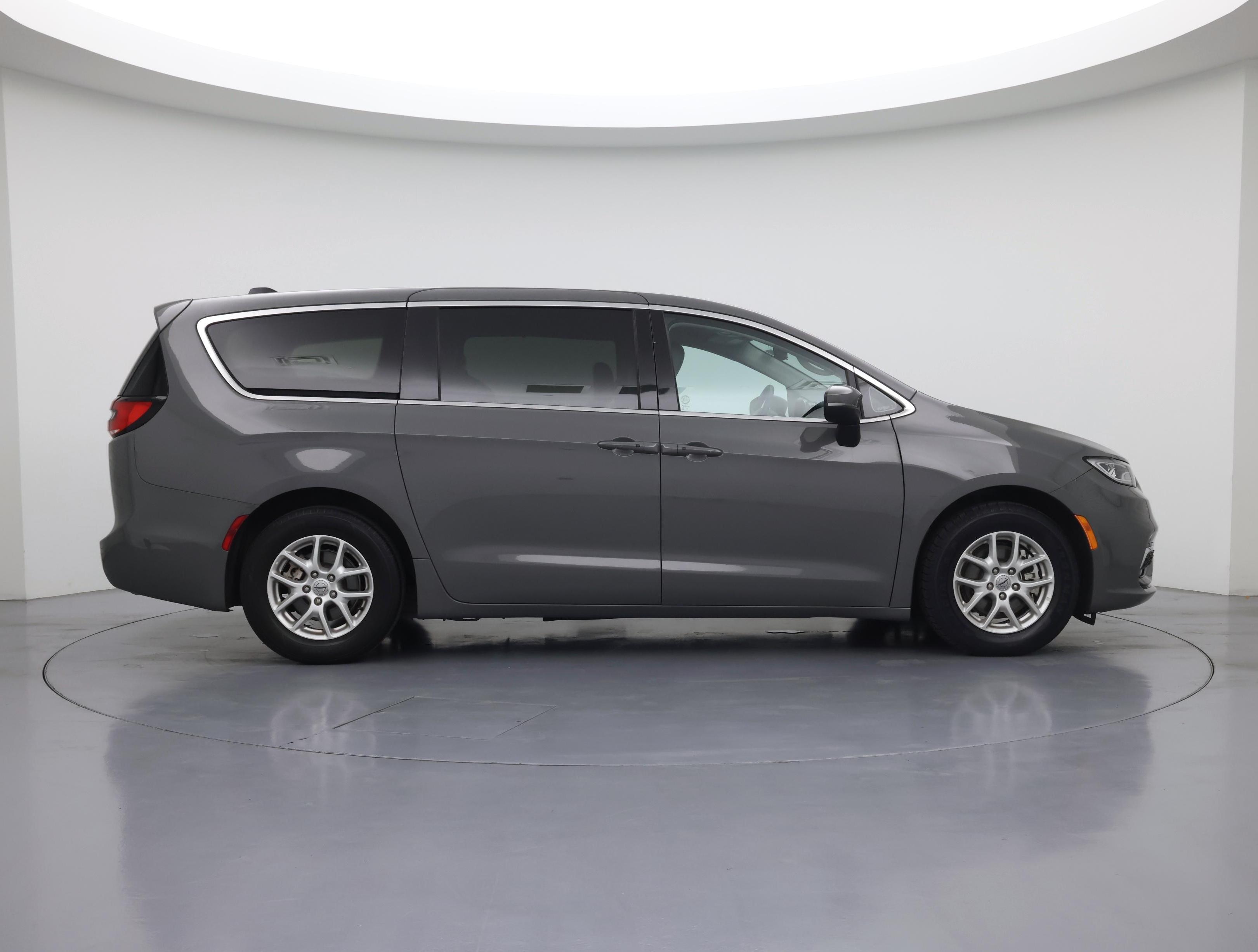 Thumbnail: 2023 Chrysler Pacifica - 7