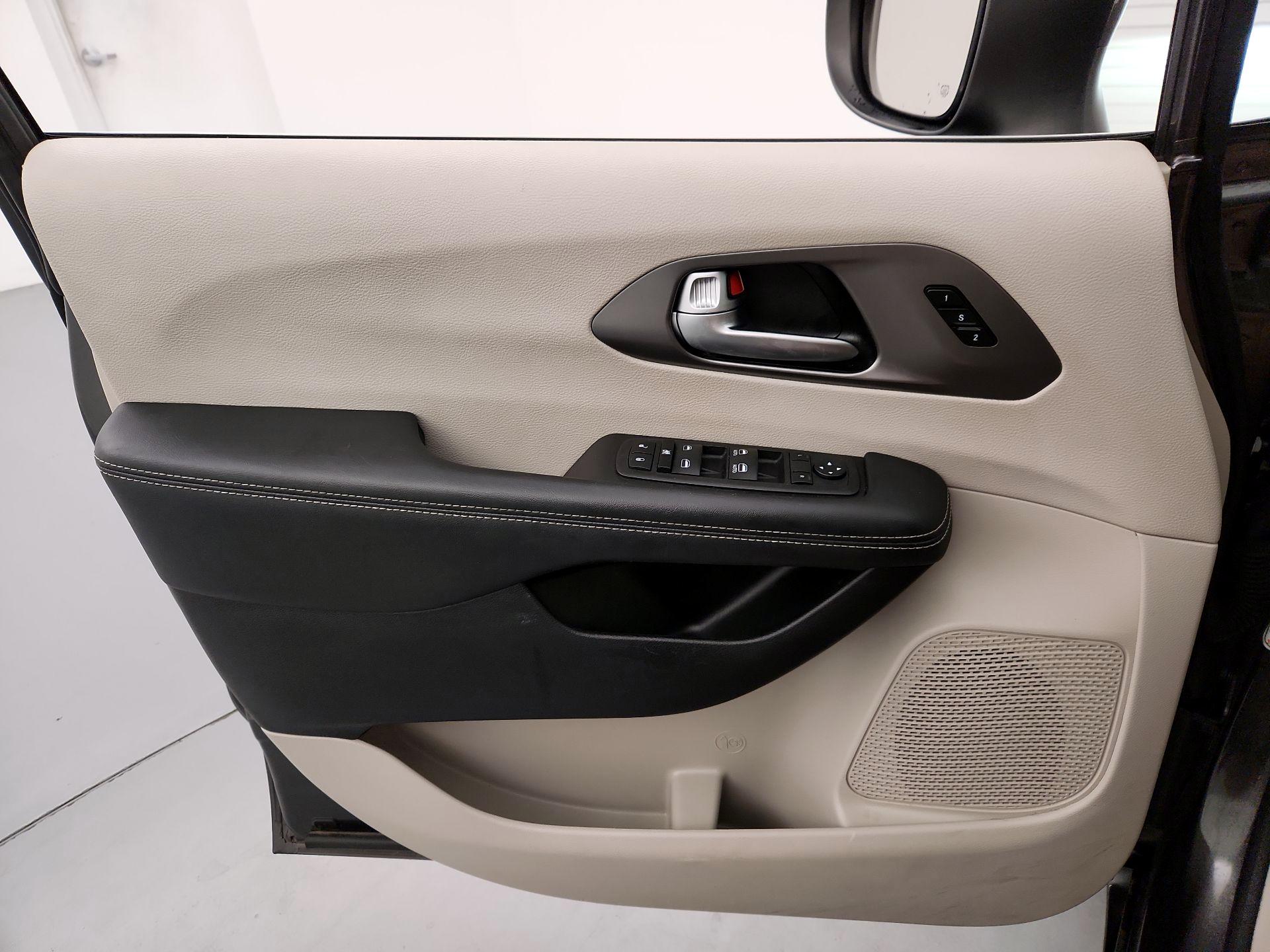 Thumbnail: 2023 Chrysler Pacifica - 12