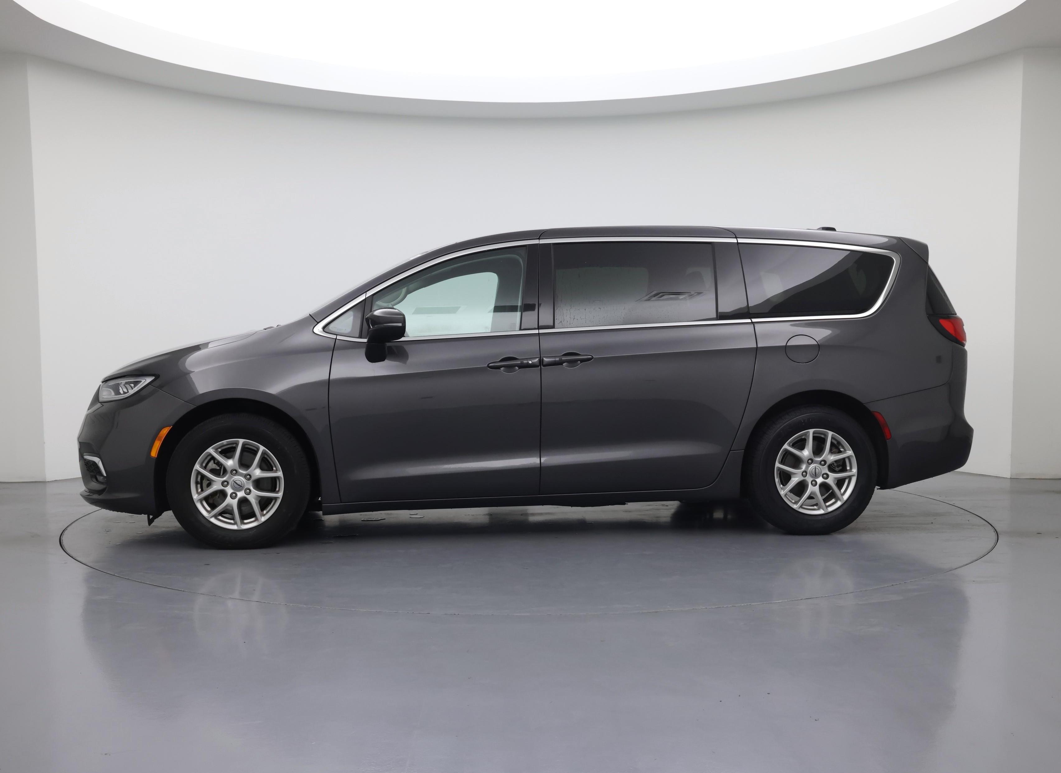 Thumbnail: 2023 Chrysler Pacifica - 3