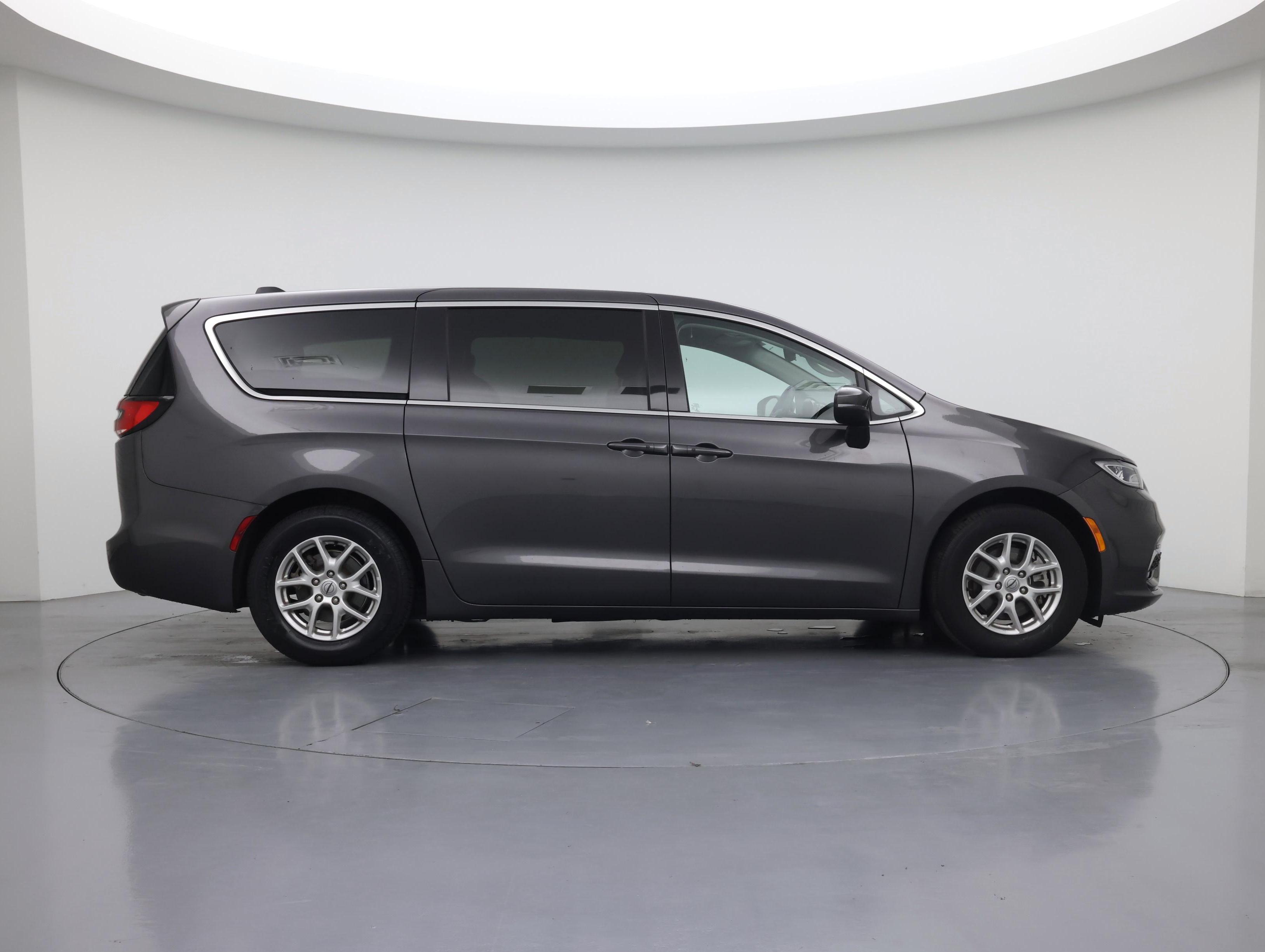 Thumbnail: 2023 Chrysler Pacifica - 7