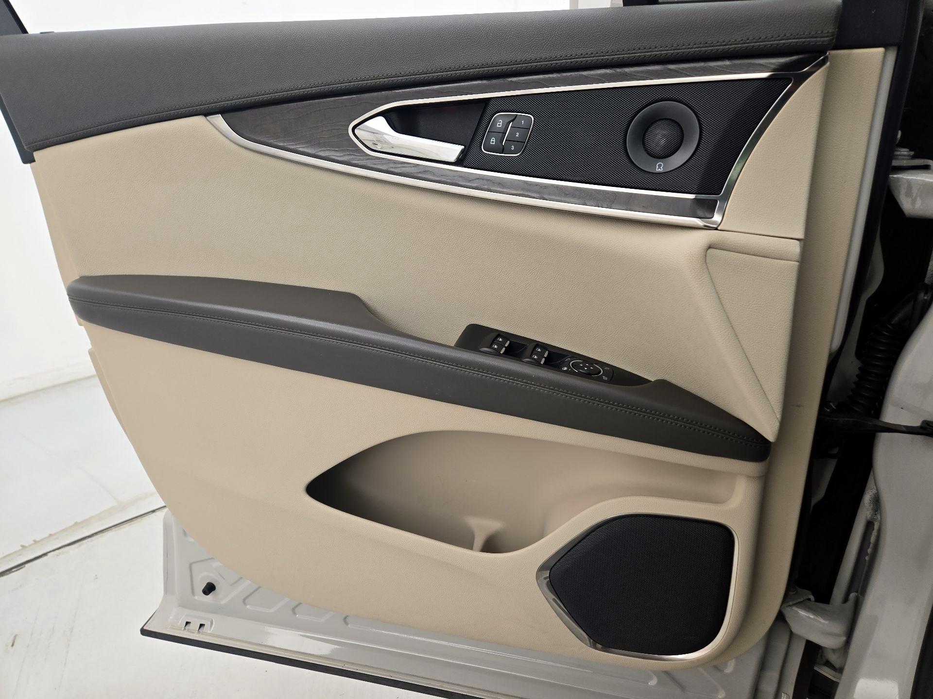 Thumbnail: 2020 Lincoln Nautilus - 12