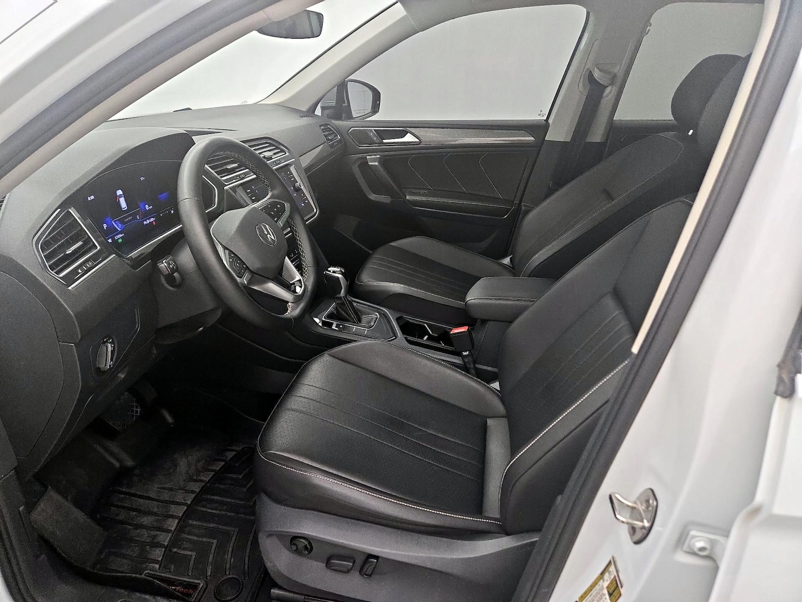 2023 Volkswagen Tiguan SE - Photo 12