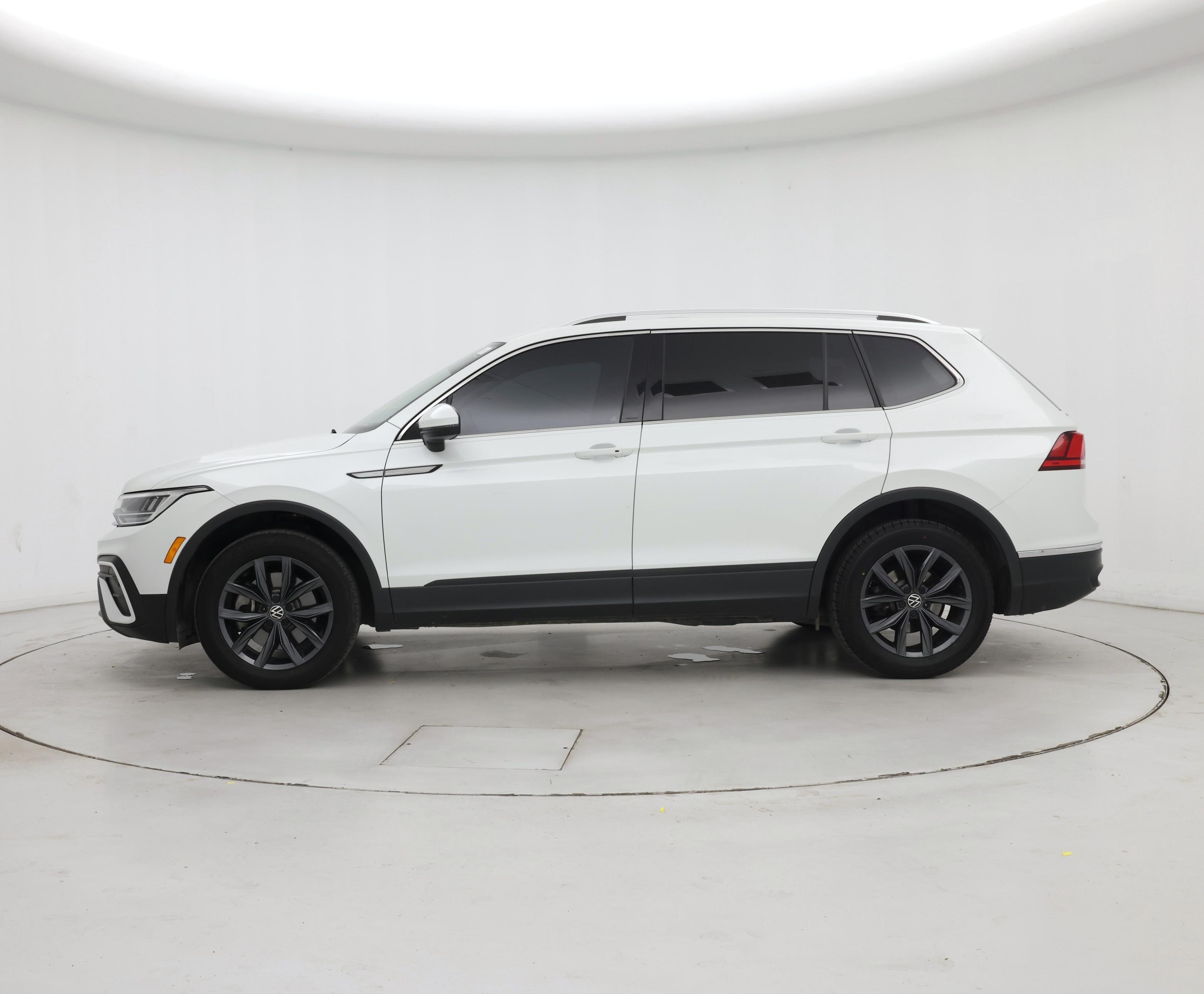 Thumbnail: 2023 Volkswagen Tiguan - 3