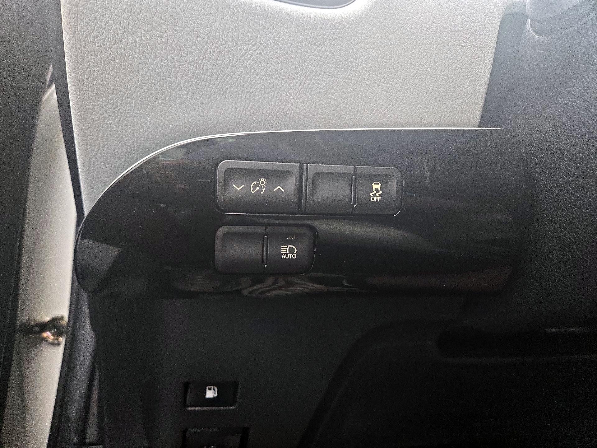 Thumbnail: 2016 Toyota Prius - 13